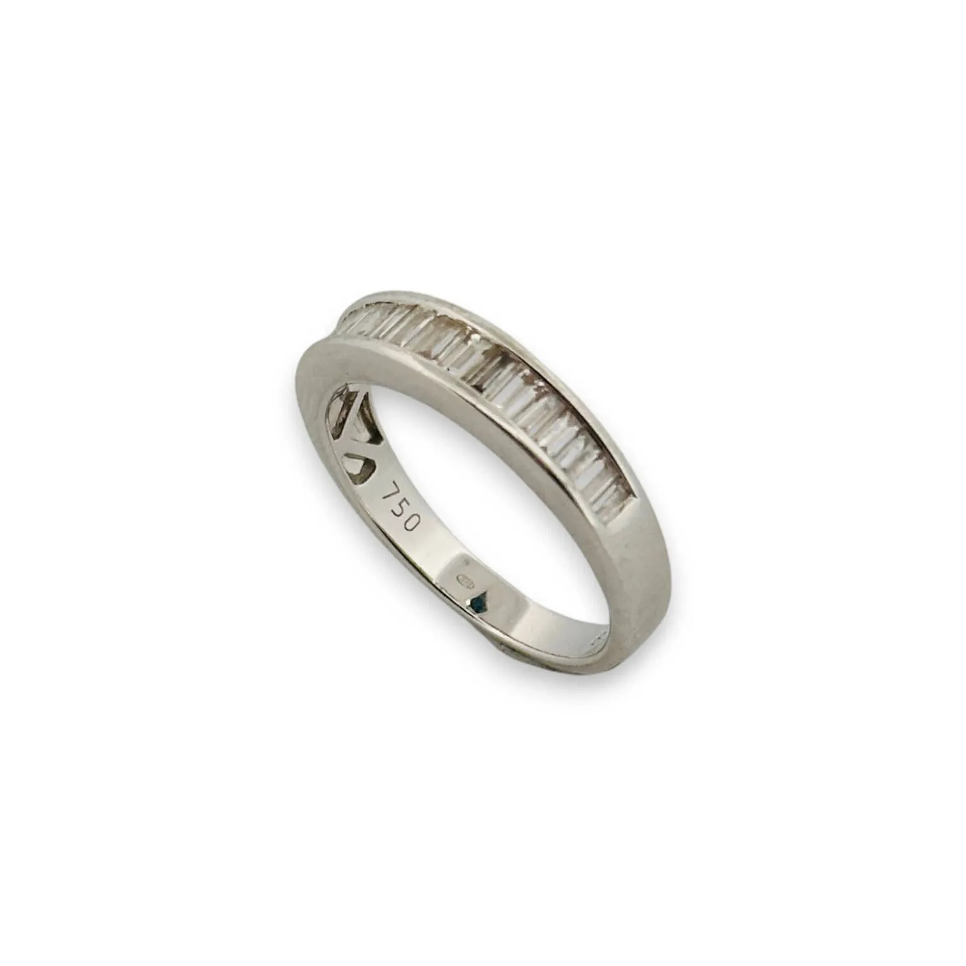 Demi-alliance américaine en or blanc 18K (750 millièmes) sertie de diamants baguette TDD : 54 Poids brut : 3.7 g