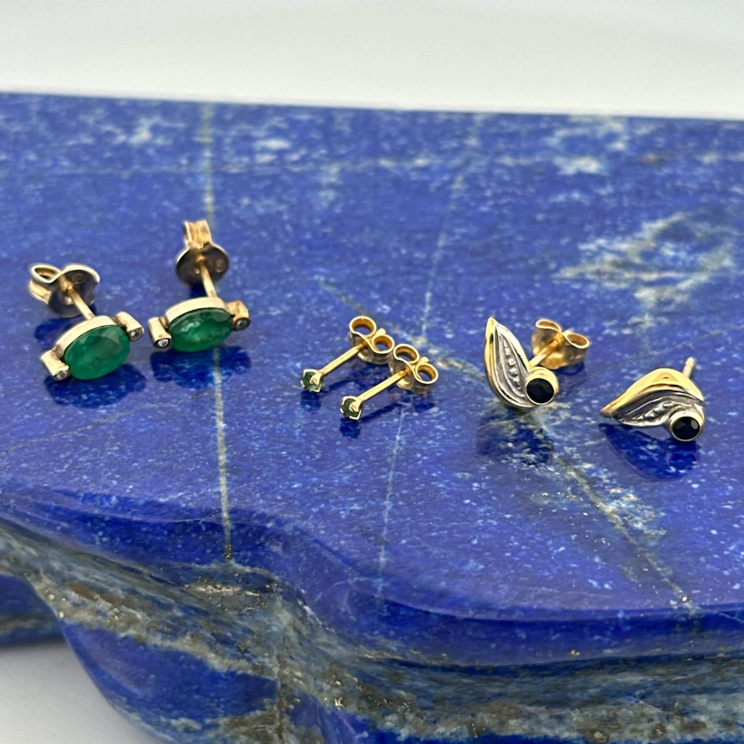 Set of pairs of stud earrings set with emeralds and blue sto - Lot 284