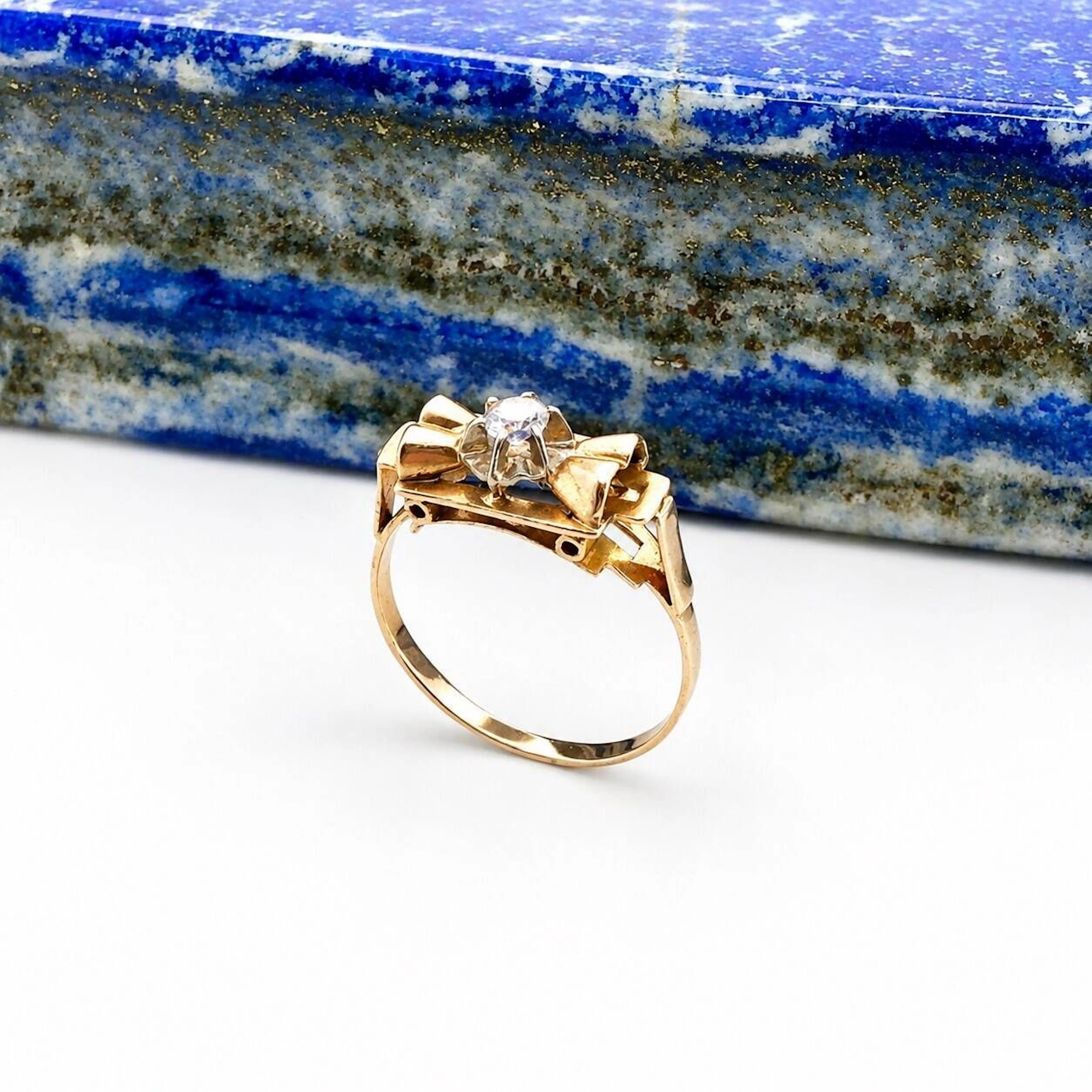 Delicate "bow" ring in yellow gold (750) set with a white st - Lot 75