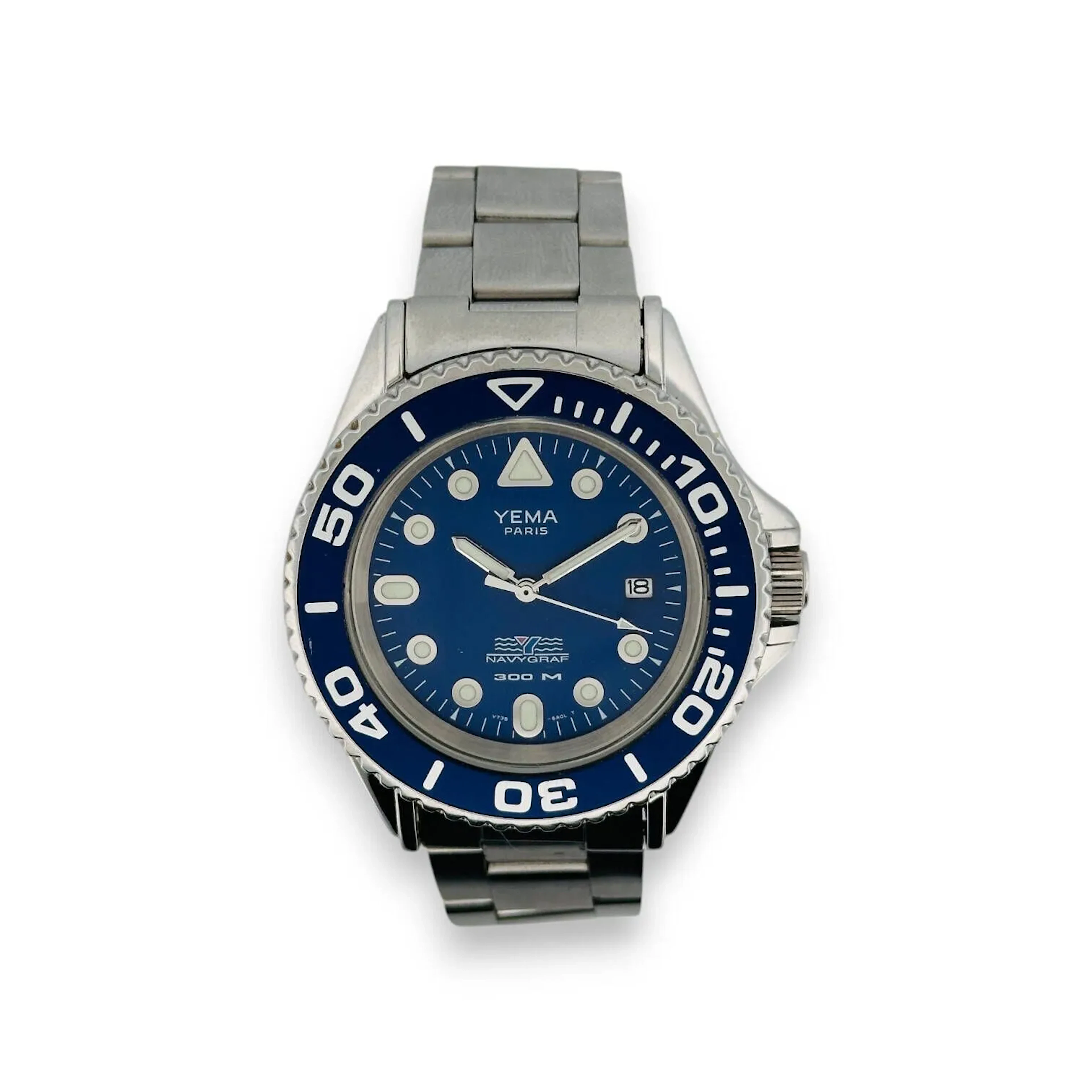 YEMA Navygraf N° V735 Montre bracelet pour homme en acier, lunette tournante graduée en 60 minutes, cadran bleu, index lumineux formant les heures, date par guichet à 3h, mouvement à quartz (fonctionne), bracelet en acier avec sa boucle déployante signée. Cadran, boitier et mouvement signés. Diamètre : 37 mm