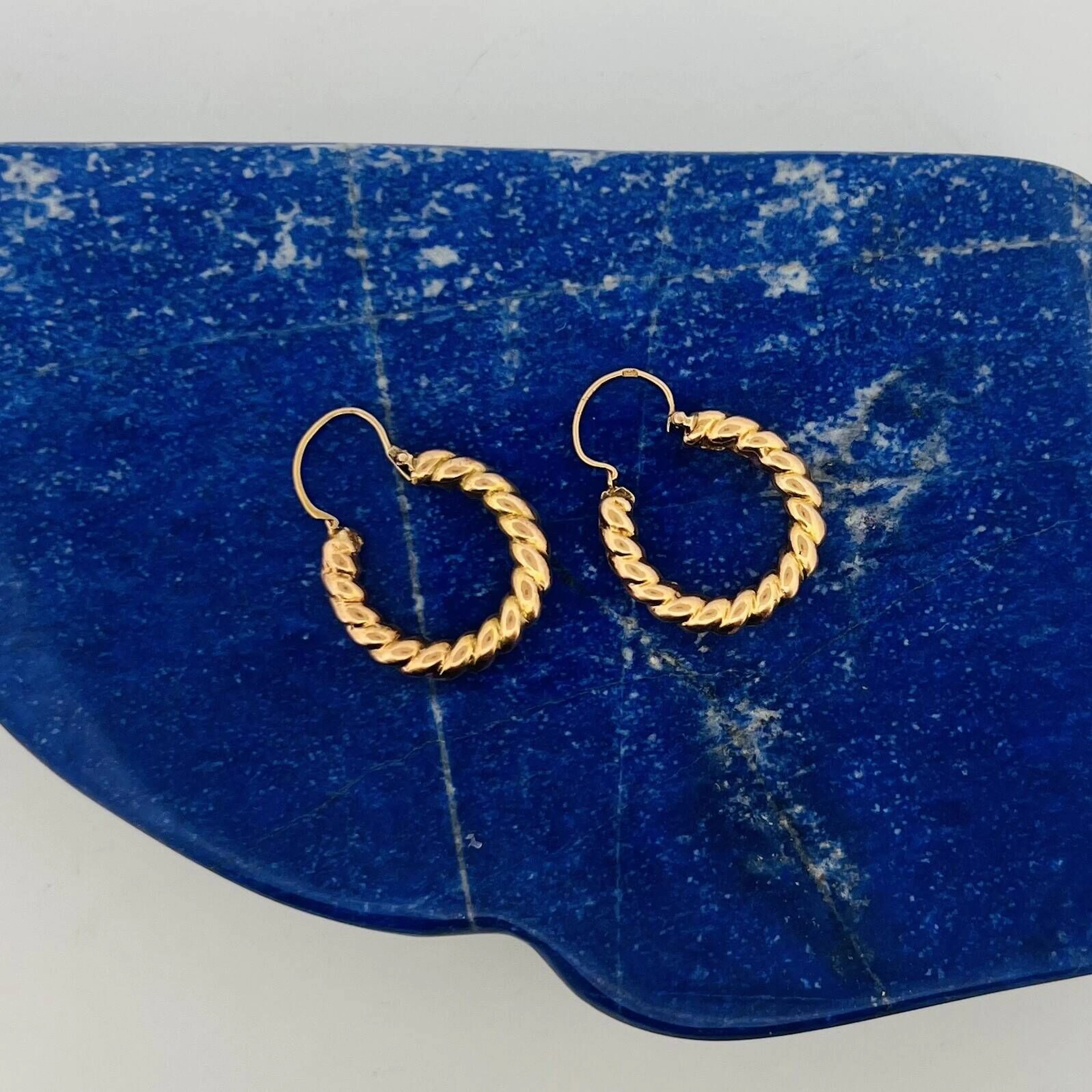 Pair of yellow gold (750) hoop earrings with a fluted design - Lot 105