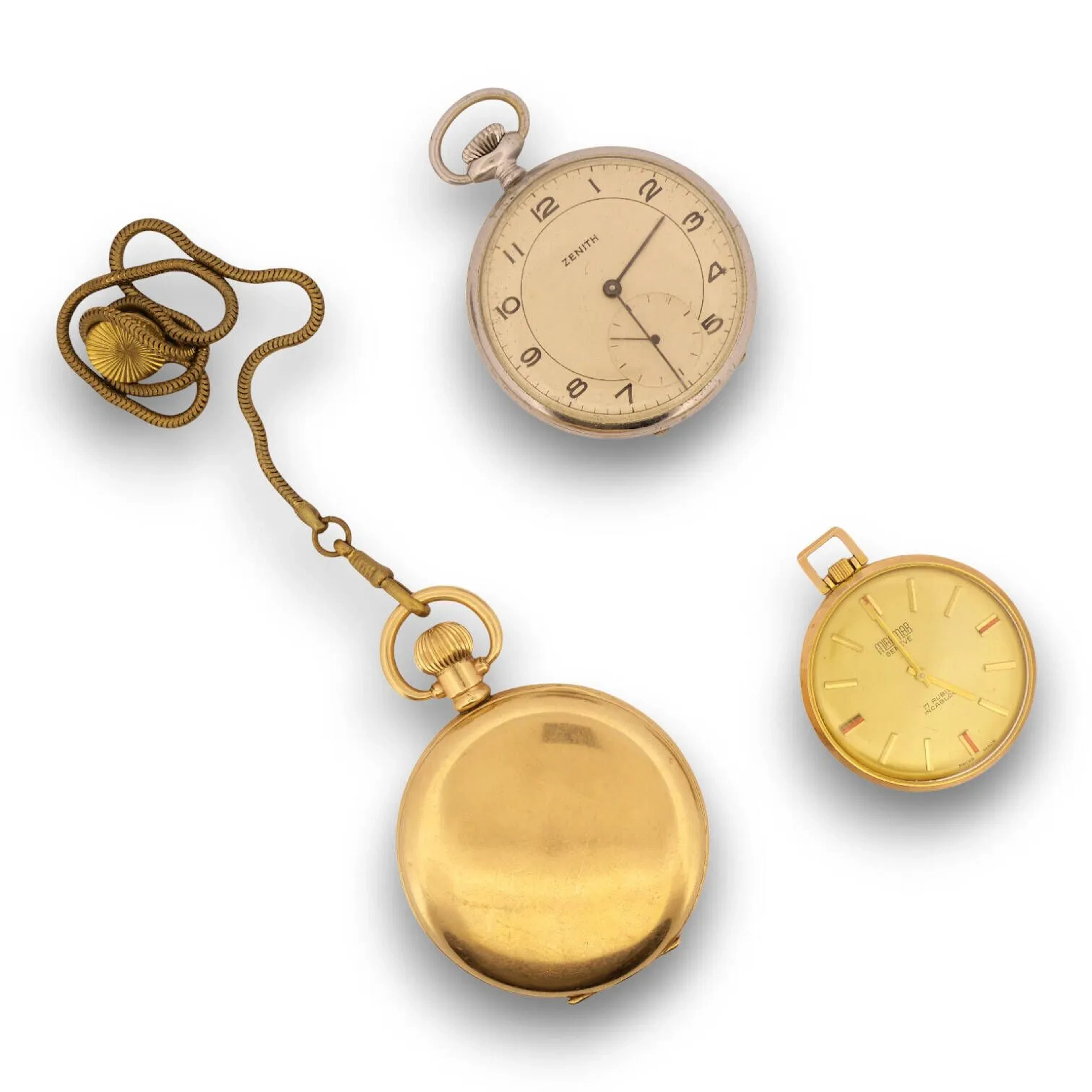 Ensemble de trois montres comprenant: - BRITISH WATCH Co Ltd - London Montre de gousset en métal doré à boîtier type chasseur. Cadran émaillé en plein blanc à chiffres romains pour les heures et chemin de fer, aiguilles en acier bleui et trotteuse à 6 heures. Signé. Intérieur du couvercle numéroté 857639 et marqué "Star Dennison watch case Co Ltd" Mouvement mécanique à remontage manuel Diam. 5 cm Usures et rayures On y joint une chaîne de montre en métal doré - Montre de gousset en métal argenté à cadran patiné à chiffres arabes pour les heures, trotteuse à 6 heures. Fond de boîtier à décor de cannelures ciselées, numéroté à l'intérieur 751526. Mouvement mécanique à remontage manuel Diam. 45 mm Rayures - MIRAMAR Genève Petite montre de gousset en plaqué or rosé à cadran patiné doré, index en métal doré appliqué orné pour certains de faux rubis. Signé Mouvement mécanique à remontage manuel Diam. 38 mm Rayures