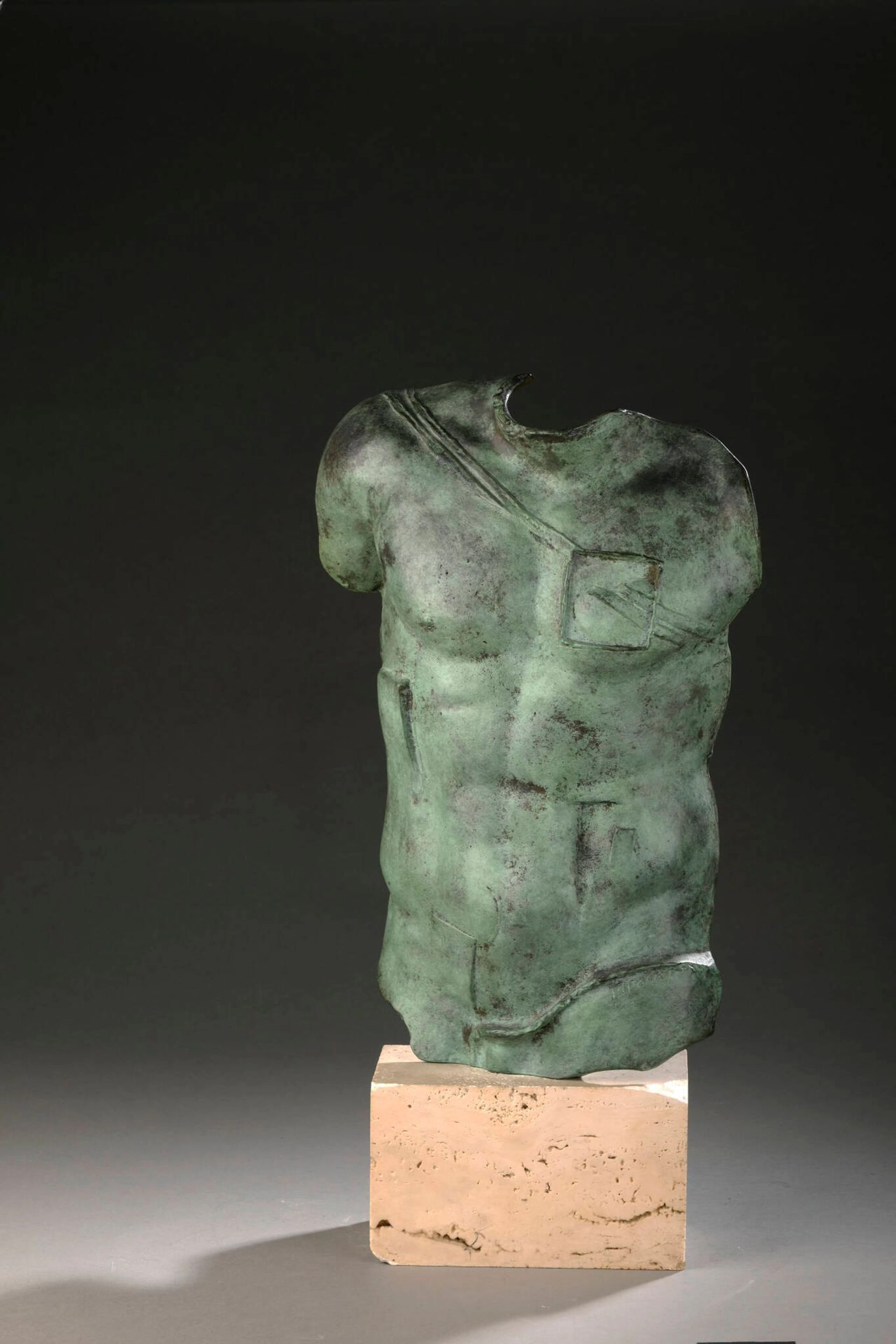 MITORAJ Igor, 1944-2014, Persée, buste en bronze à patine antique sur socle en pierre calcaire, n°A67/1000HC (éclats au socle), sur le devant : MITORAJ, Ht. : 37,5 cm + socle.