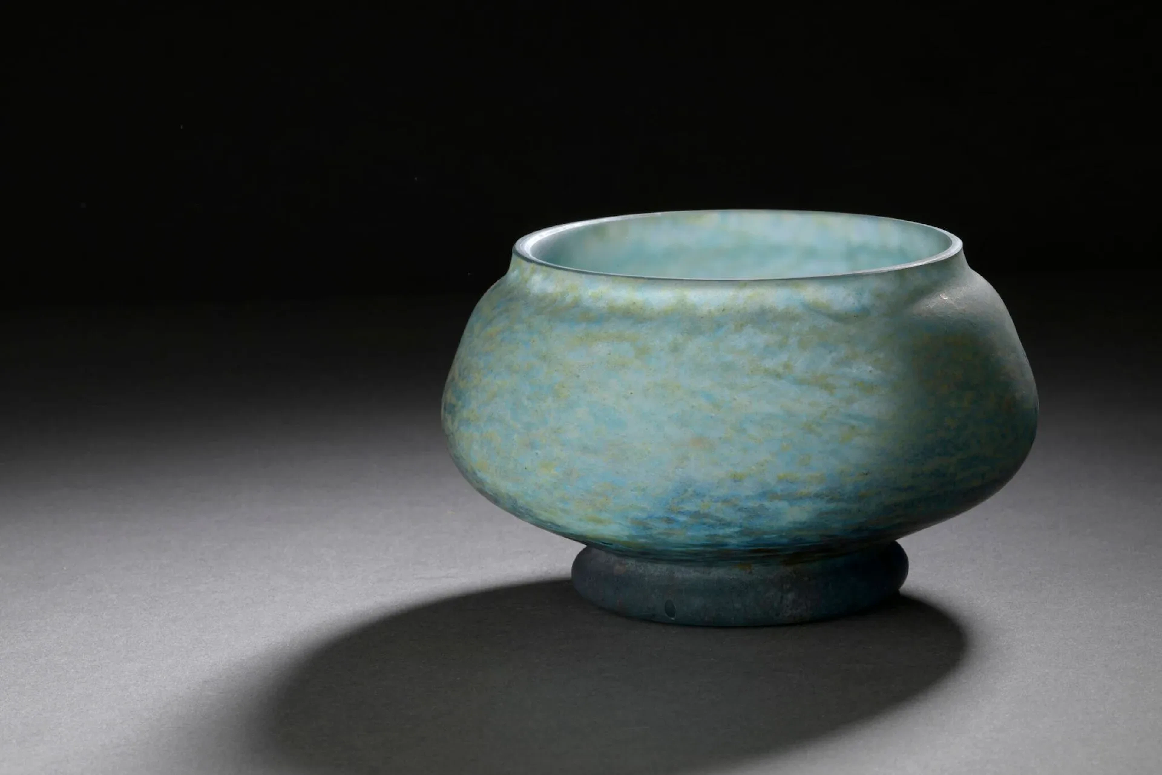 DAUM – NANCY Coupe sur piédouche à corps ovalisé. Épreuve en verre poudré marmoréen jaune sur fond bleu (infimes éclats). Signée. Haut. 8 cm – Diam. 15 cm