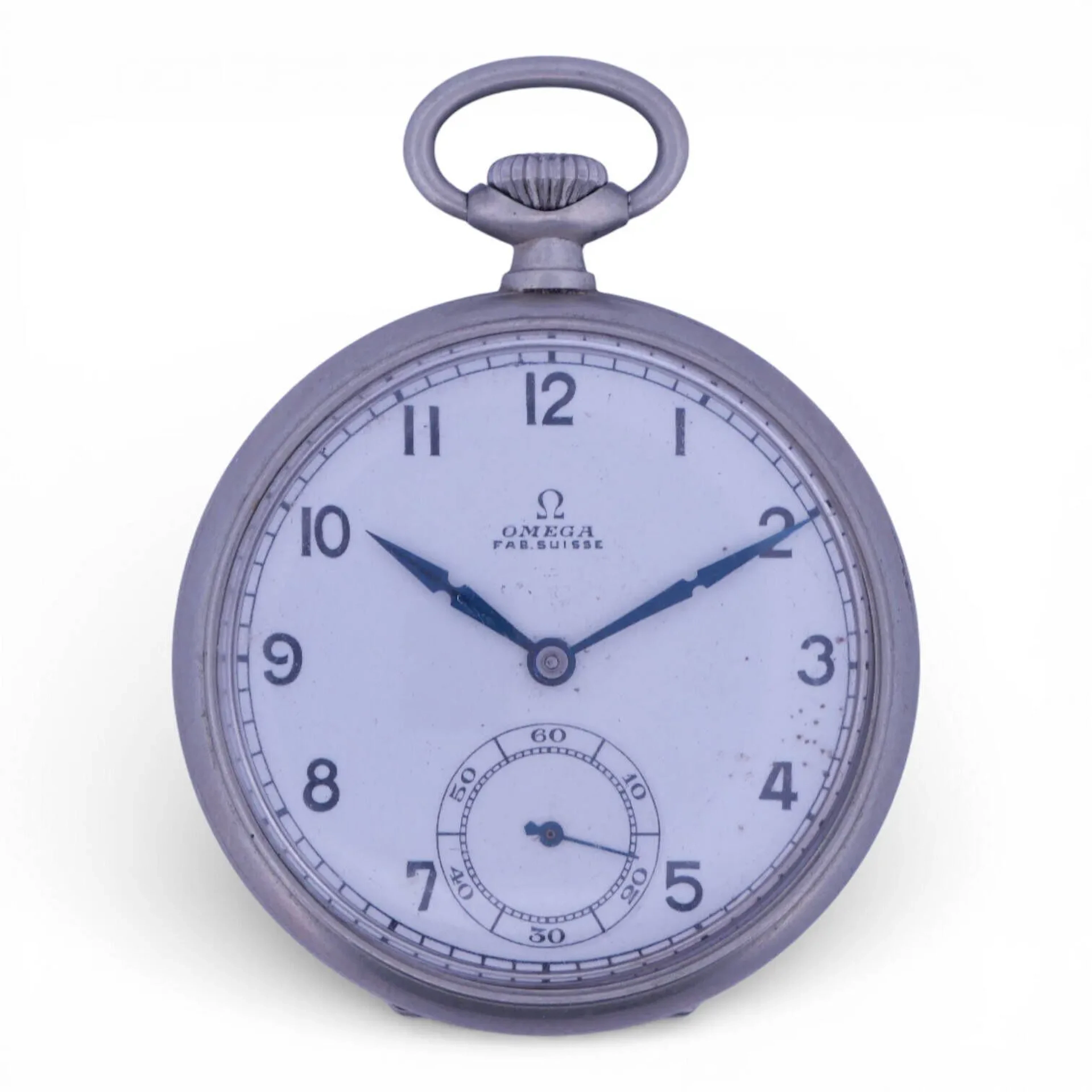 OMEGA Montre de gousset en acier, cadran émaillé en plein signé à chiffre arabes pour les heures, trotteuse à 6 heures et aiguilles en acier bleui. Mouvement mécanique à remontage manuel Diam. 47 mm Rayures, glace en plexi à refixer