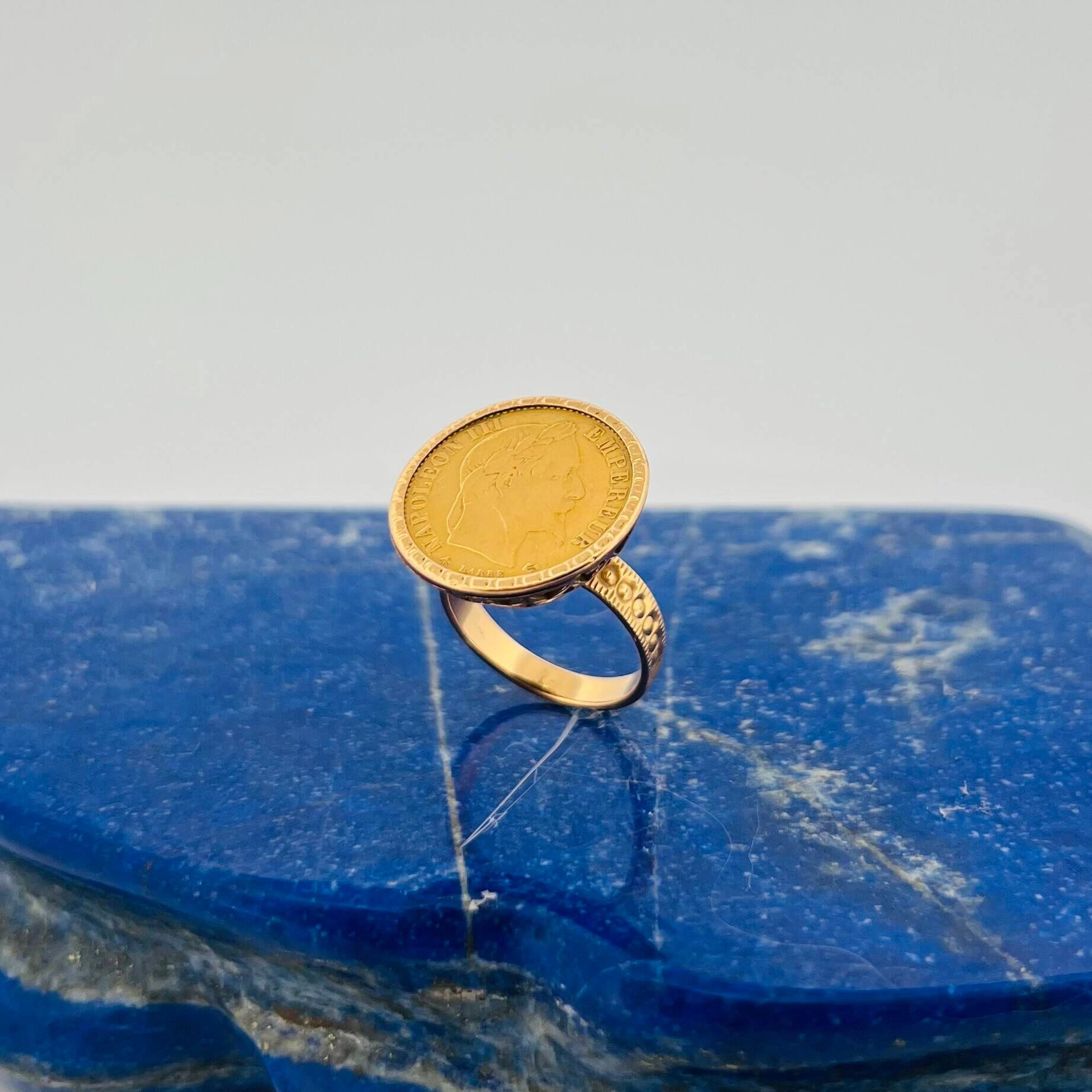 18K (750) yellow gold ring holding a 10 franc (900) Napoléon - Lot 135