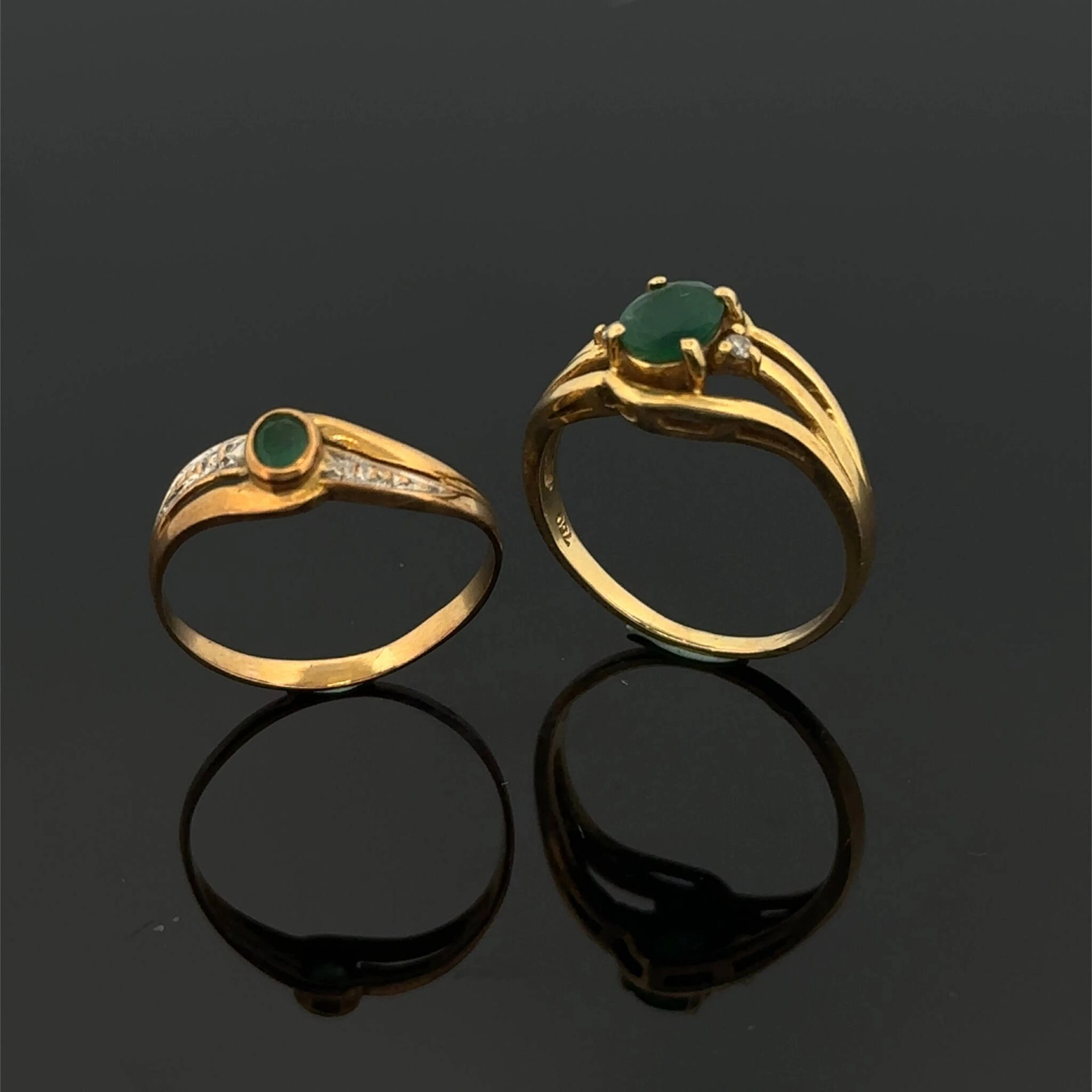 Set of two yellow gold (750) rings, each set with an emerald - Lot 218
