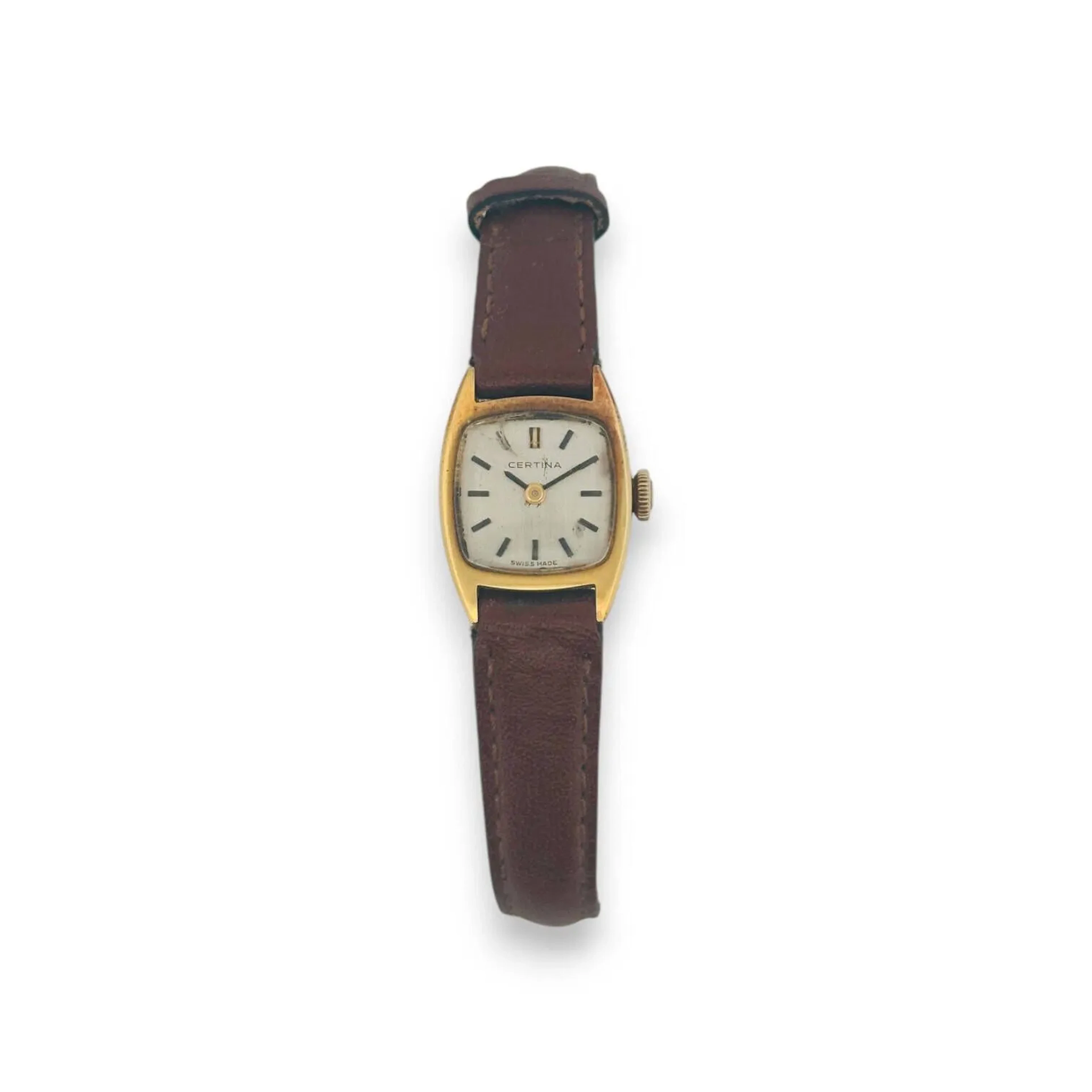 CERTINA Montre bracelet de dame à boîtier en or jaune (750) à cadran de forme carré, fond en acier brossé appliqué d'index et signé. Fond de boîtier en or jaune (750) numéroté. Mouvement mécanique à remontage manuel Titre: Helvetia Bracelet en cuir de veau marron Accident à la vitre, petites oxydations au fond