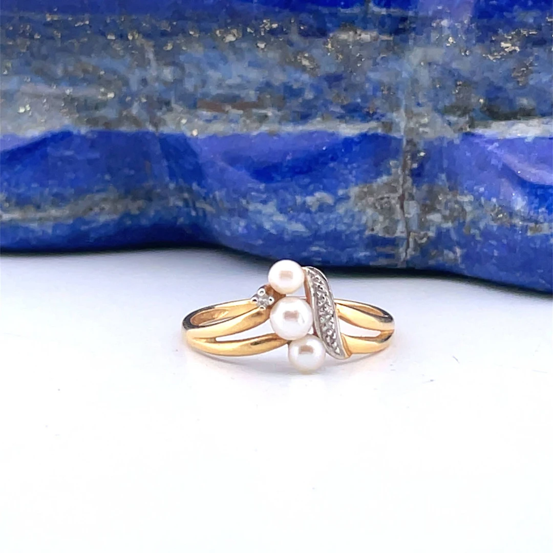 "Dynamic" ring in yellow gold (750) adorned with three cultu - Lot 338