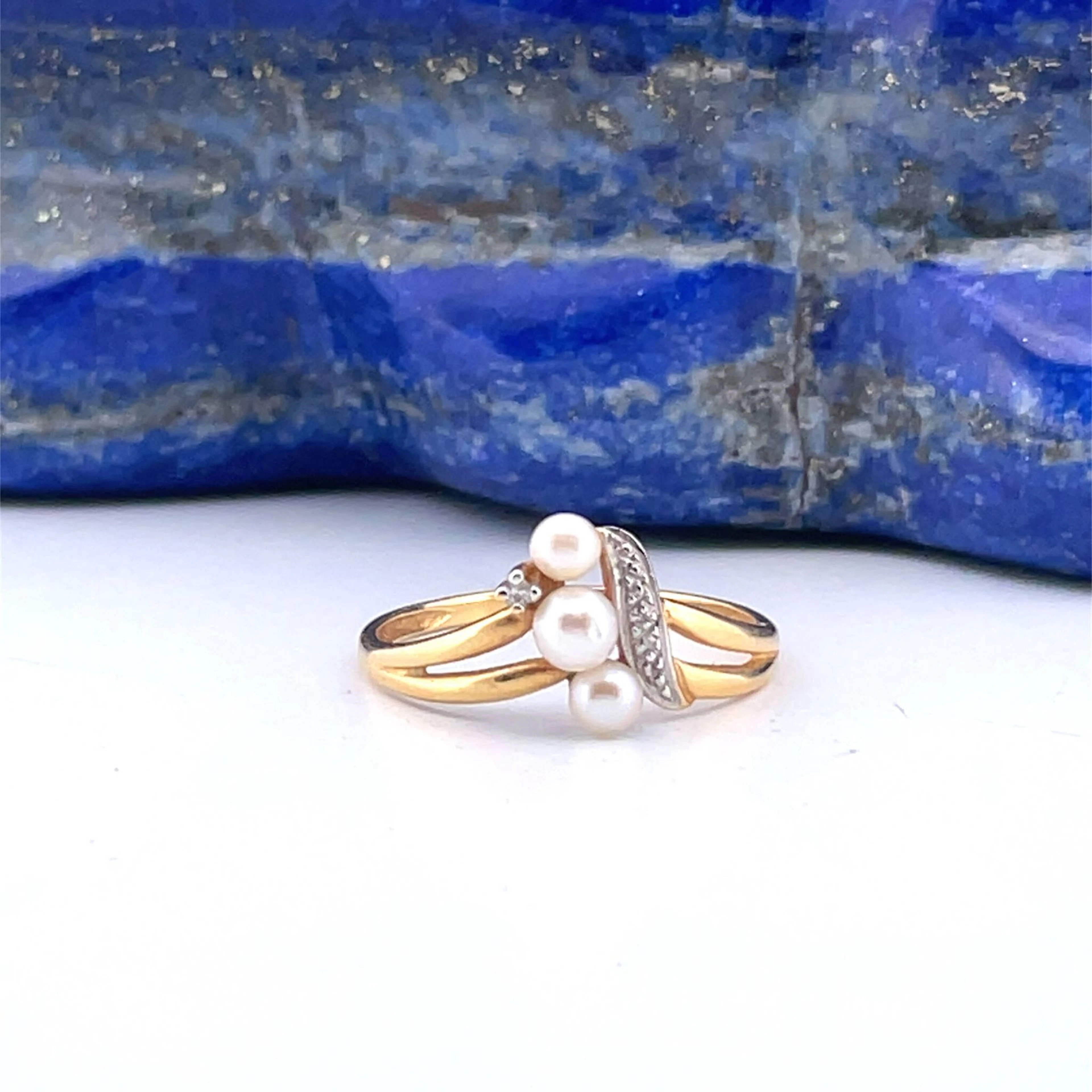 "Dynamic" ring in yellow gold (750) adorned with three cultu - Lot 338