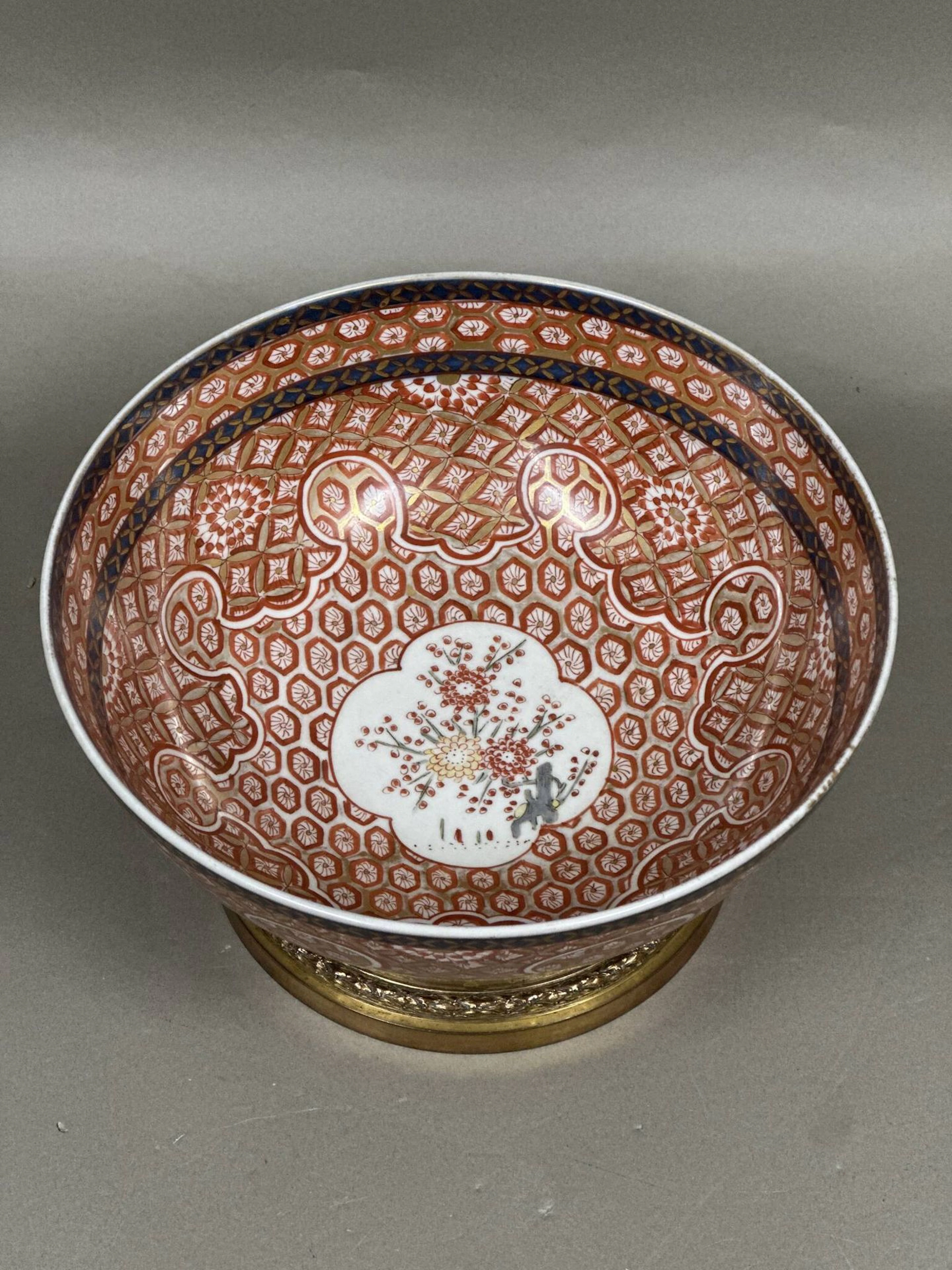 Porcelain bowl decorated with red and gold fishnet and flowe - Lot 200