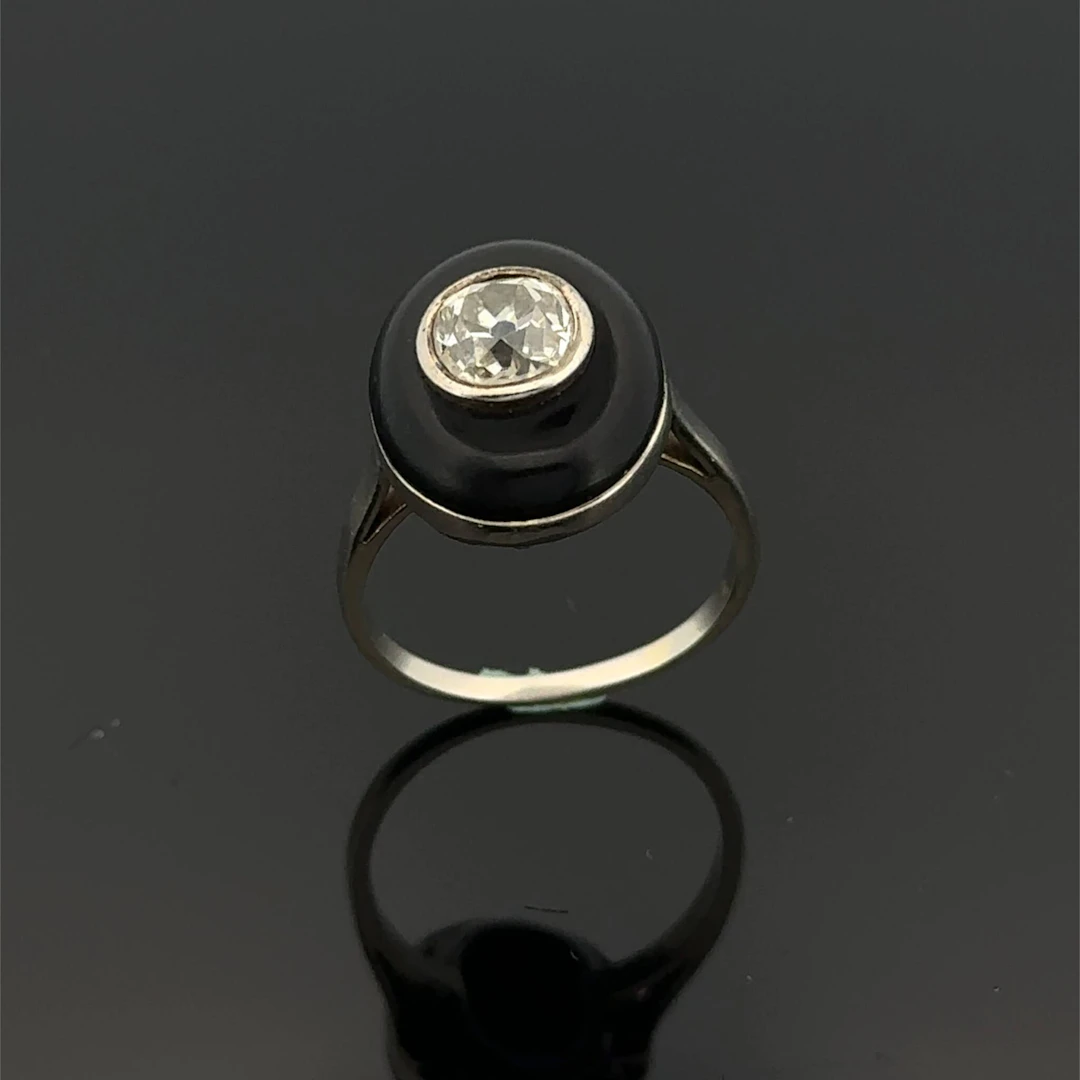 Oval white gold (750) ring set with an onyx cabochon (shows - Lot 199