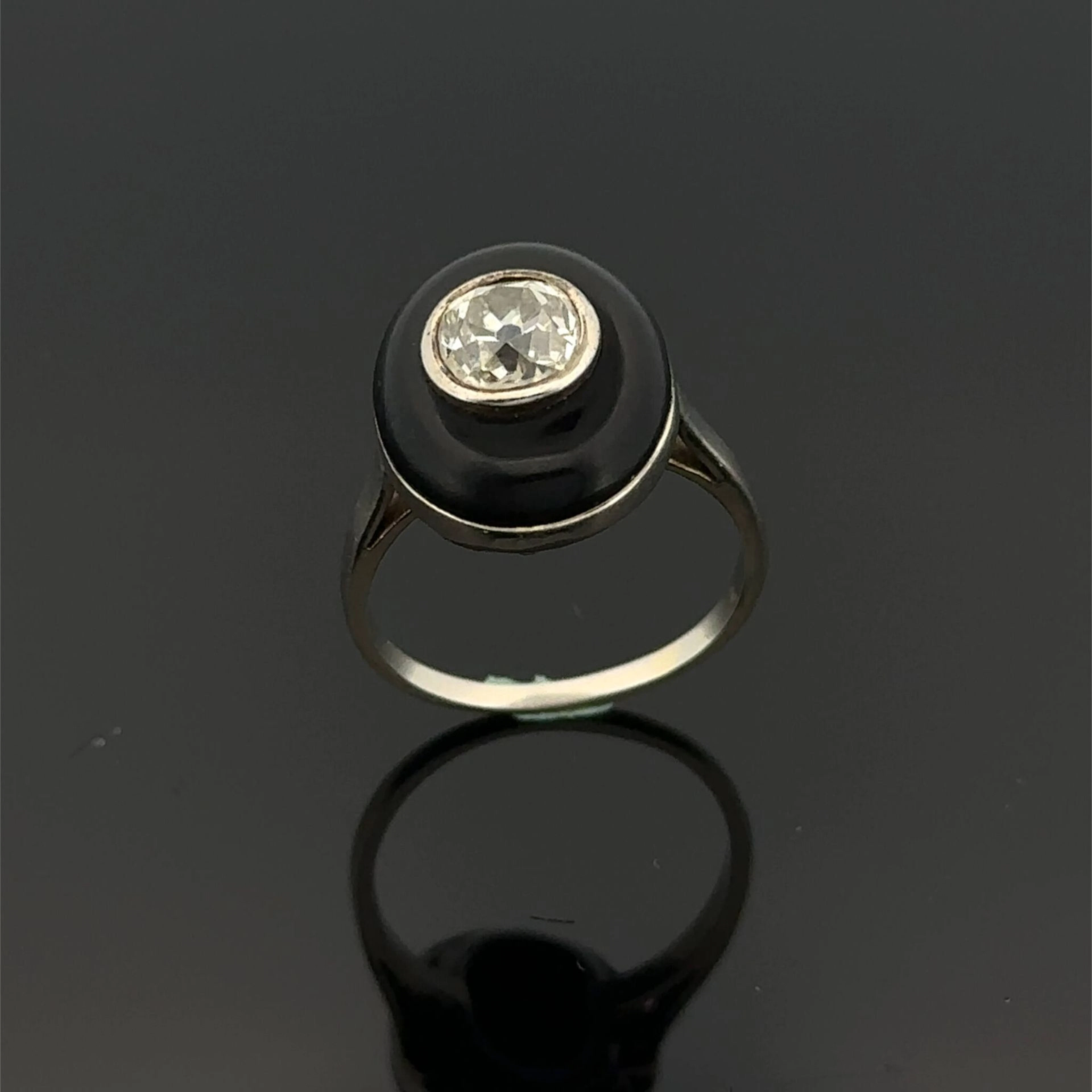 Oval white gold (750) ring set with an onyx cabochon (shows - Lot 199
