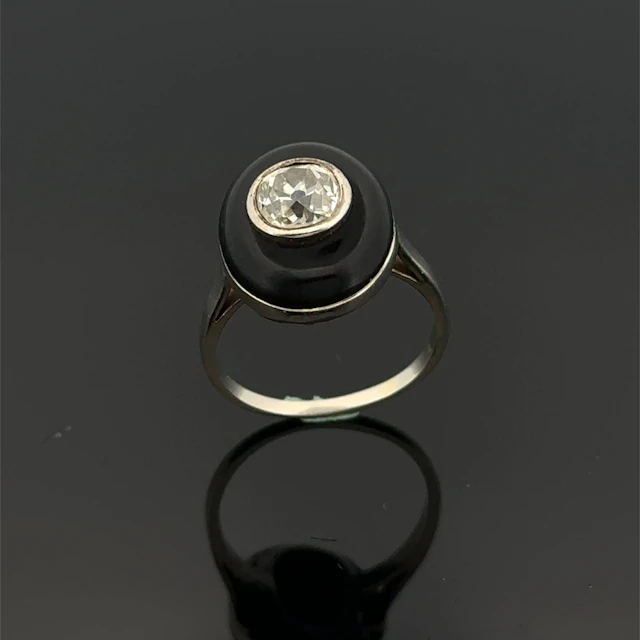 Oval white gold (750) ring set with an onyx cabochon (shows - Lot 199