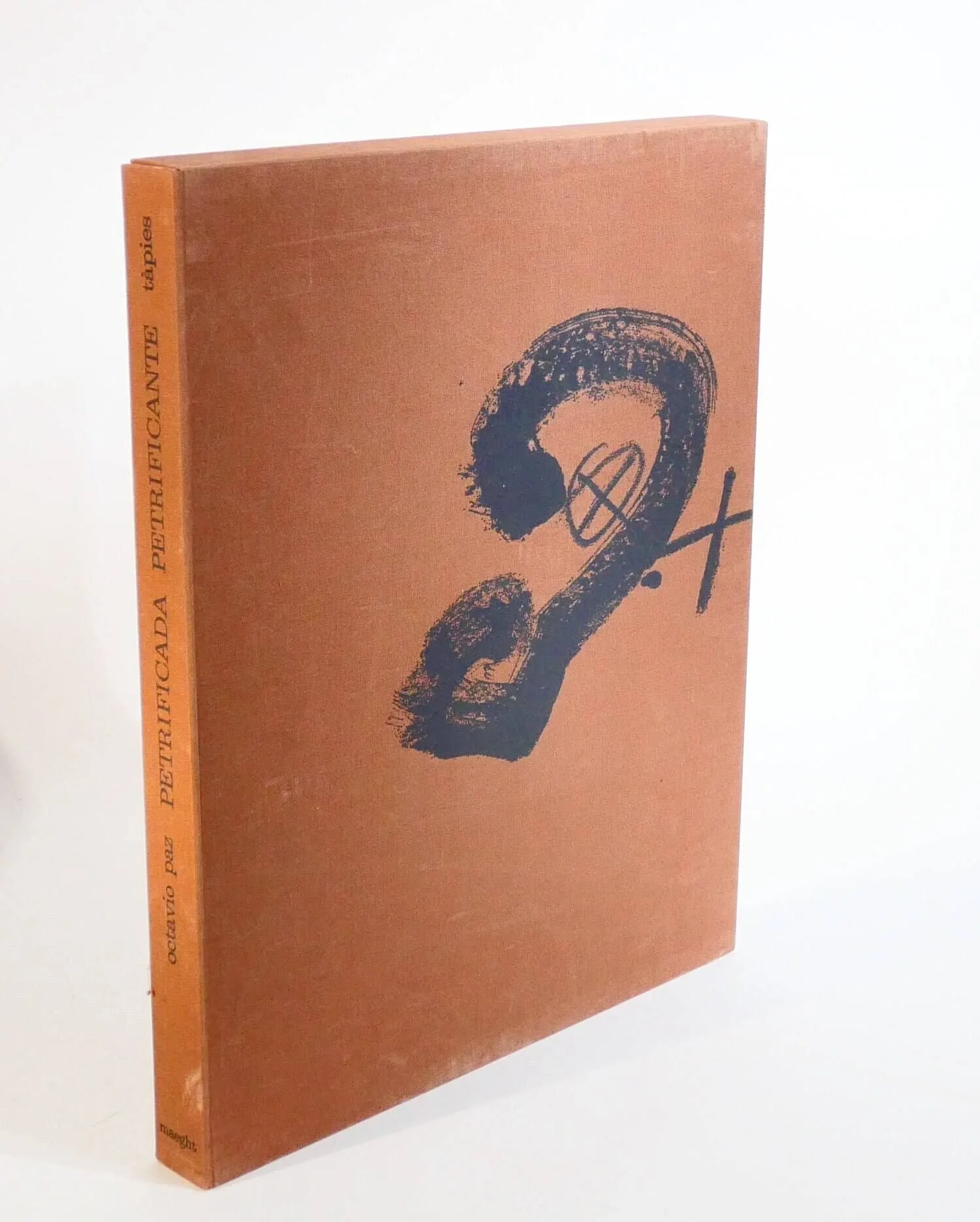 [TÀPIES (Antoni)]. PAZ (Octavio). Petrificada petrificante. Paris, Maeght, 1978. In-folio, en feuilles sous couverture rempliée et boîte éditeur, édition originale de la traduction française par Claude Esteban, illustrée par Antoni Tapies de 8 gravures originales à l’eau-forte, aquatinte et carborundum, dont une en couverture et une en frontispice, signée au crayon par l’artiste. Tirage limité à 195 exemplaires numérotés sur papier à la main du Moulin de Larroque, signés par l'auteur et l'artiste, celui-ci n°90. (légères rousseurs à la couverture et à l'intérieur de la boîte)