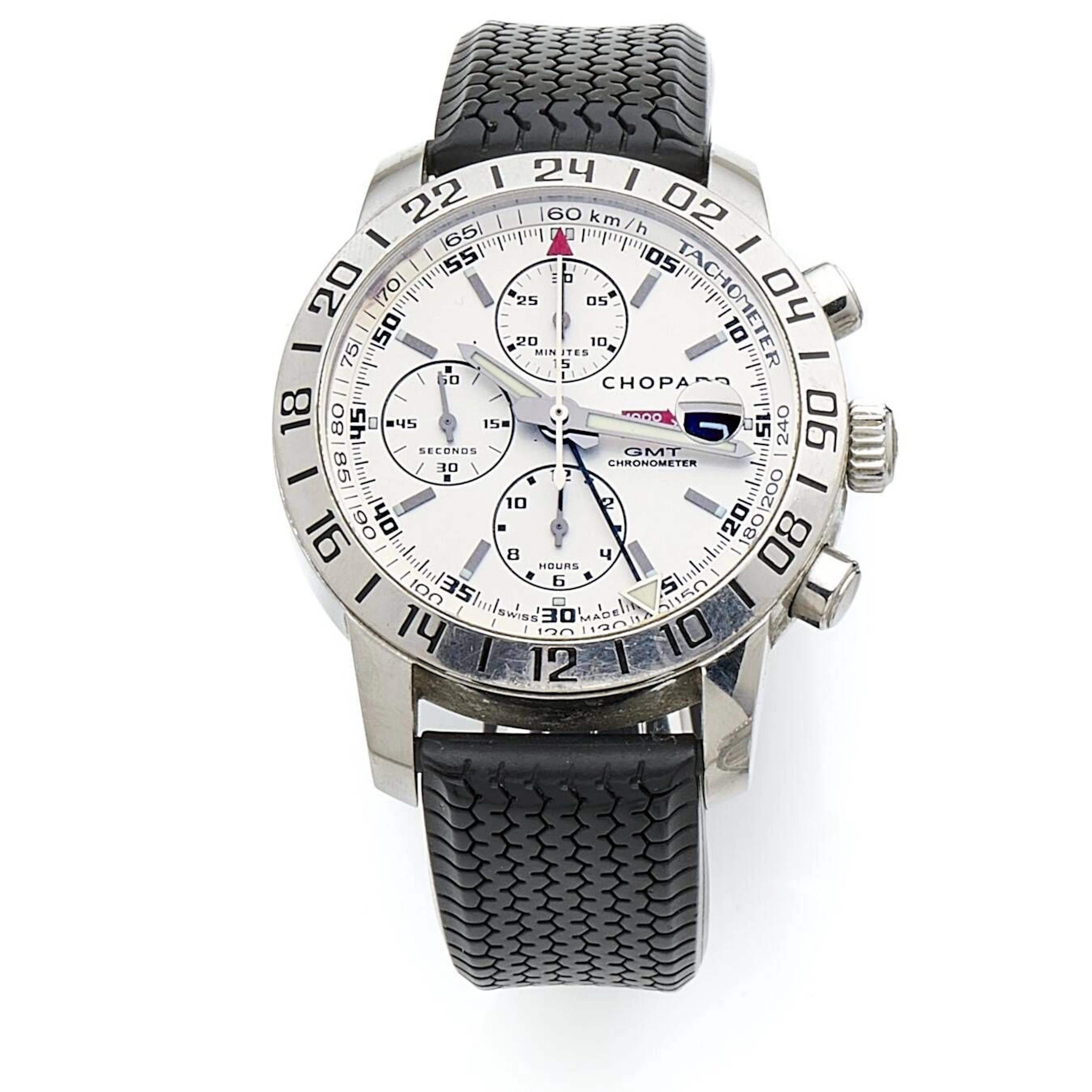 CHOPARD MILLE MIGLIA GMT Montre bracelet chronographe en acier, cadran argenté, minuterie à traits noirs, échelle tachymétrique noire, index des heures en appliques argentées, petite seconde azurée à neuf heures, totalisateur des 30 minutes du chronographe azuré à midi et des 12 heures à six heures, aiguilles argentées, date à trois heures, aiguille GMT centrale. Lunette fixe gravée 24 heures. Fond vissé en acier et verre saphir signé Chopard, numéroté. Mouvement mécanique de chronographe à remontage automatique signé Chopard, base ETA. Bracelet en caoutchouc noir signé Chopard, boucle déployante en acier signée Chopard. Montre et chronographe fonctionnels lors de l’expertise, sans garantie de fonctionnement futur et d’état des pièces, prévoir révision. Rayures et légères marques au boitier. Vers 2010 Diamètre 42 mm