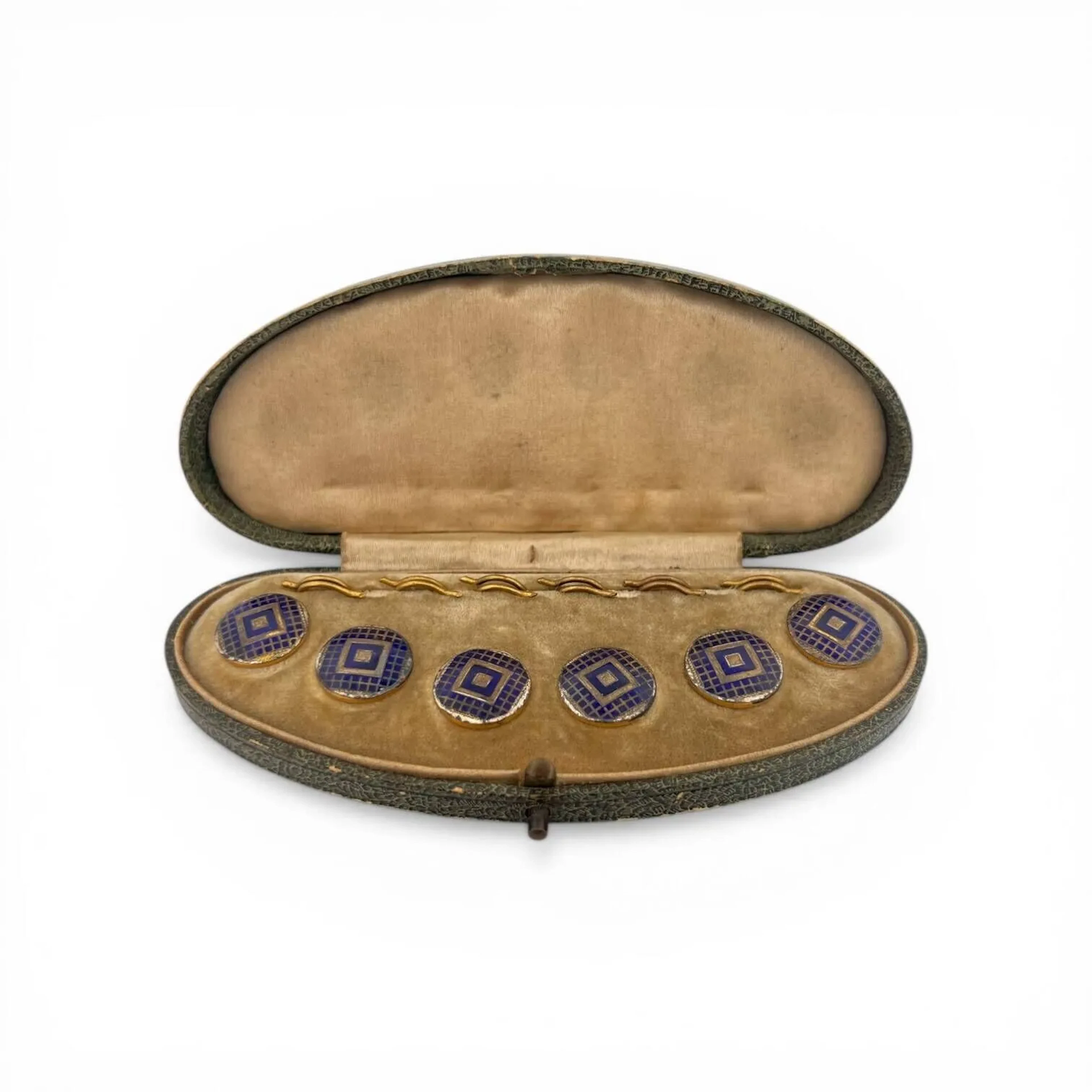 Suite de 6 boutons et leur accroche en métal doré à décor émaillé bleu de motifs géométriques. Diam. 14 mm Usures à l'émail Dans leur écrin à la forme