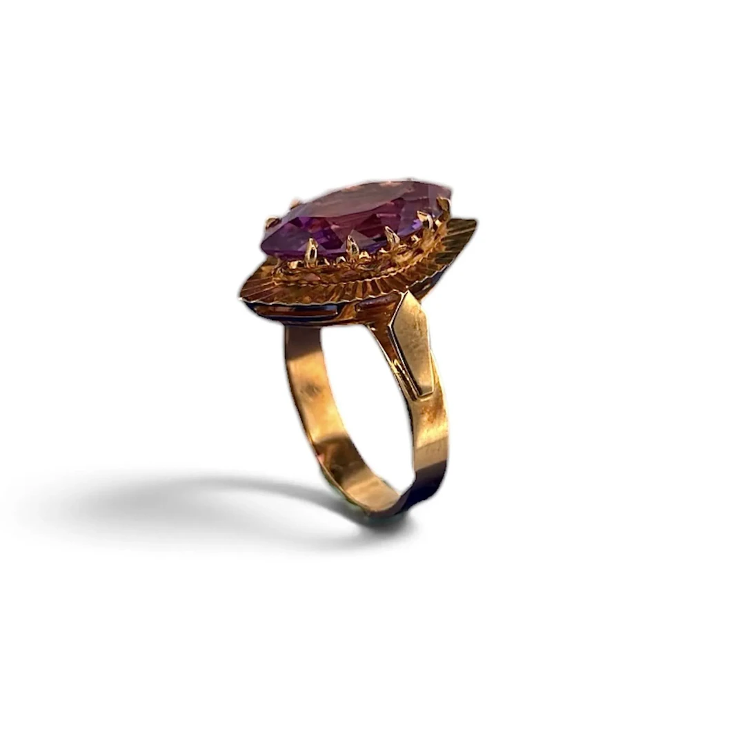 Yellow gold (750) "shuttle" ring, engraved with a radiating - Lot 124