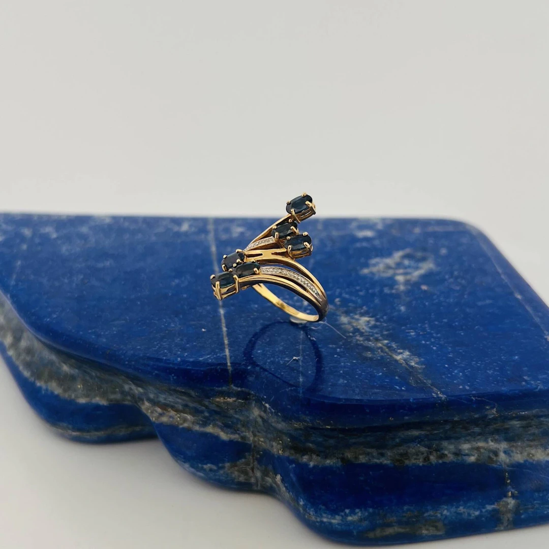 18K yellow gold (750) double-band ring set with six oval sap - Lot 308