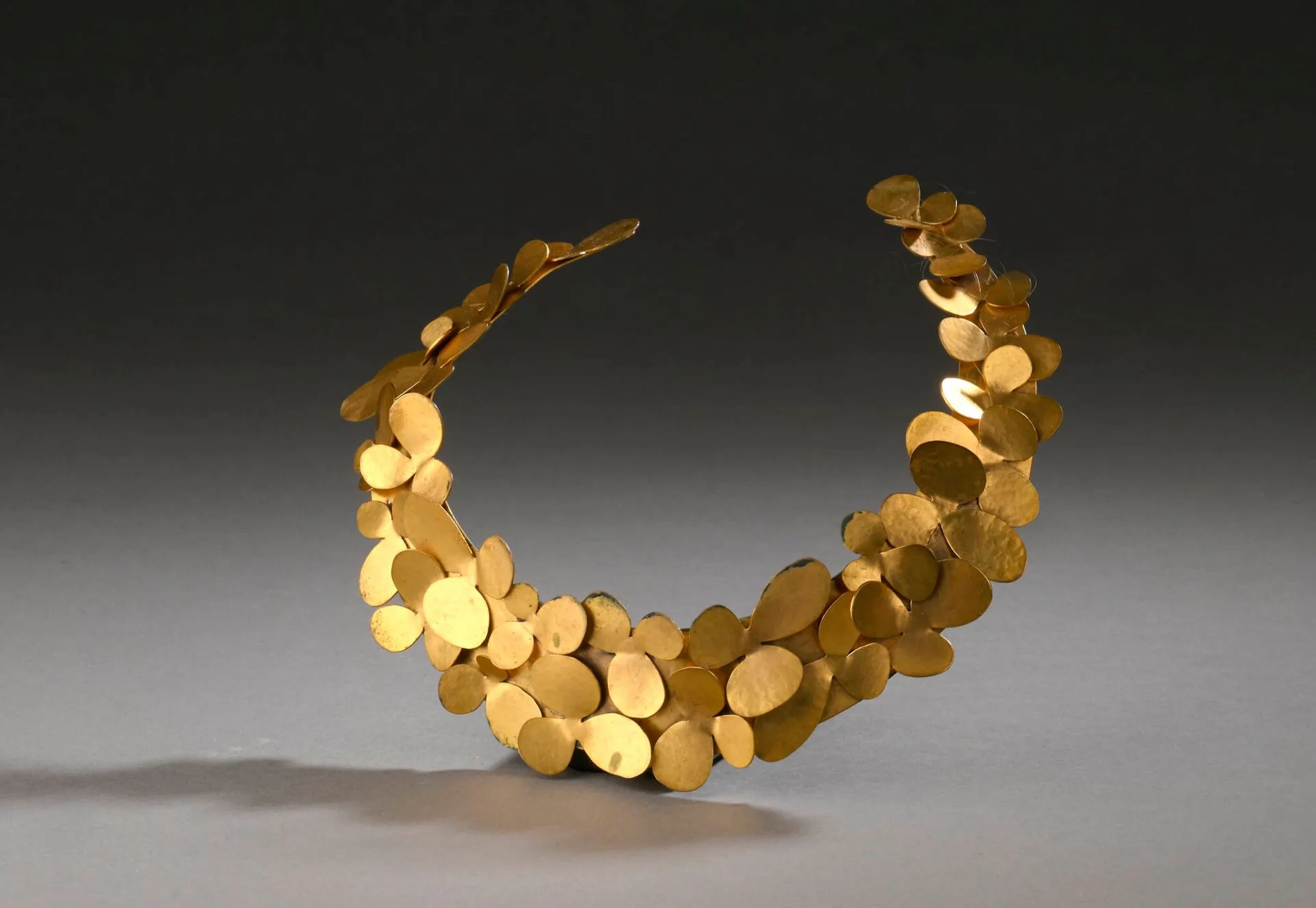 Hervé VAN DER STRAETEN (1965) Collier modèle Pétales en laiton doré martelé à la main Monogrammé sur l’arrière (Taches, oxydations, légères déformations) Tour de cou : 17.2 cm.