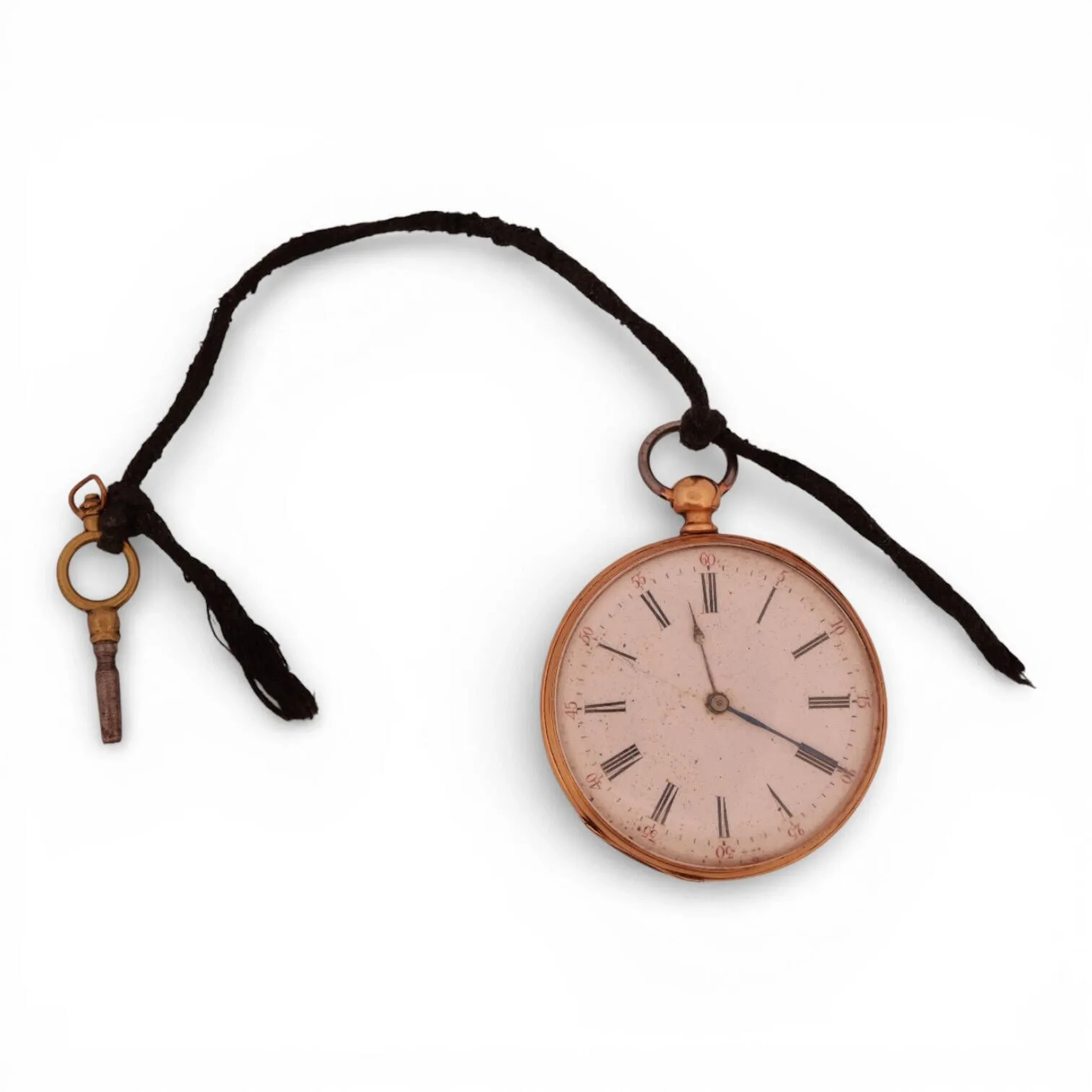 Montre de gousset en or jaune (750), le fond du boîtier en partie guilloché à décor d'un blason chiffré dans un entourage feuillagé. Cadran émaillé en plein blanc à chiffres romains pour les heures et arabes pour les minutes, aiguilles en acier bleui. Cache poussière marqué "Cylindre huit rubis". Intérieur du couvercle numéroté 22680. Mouvement mécanique à remontage manuel Seconde moitié du XIXème siècle Titre: Tête de cheval, Maître: FM différent vase fleuri Poids brut: 57,3 gr Petits chocs au boîtier et fêle à l'émail du cadran On y joint une clé en métal