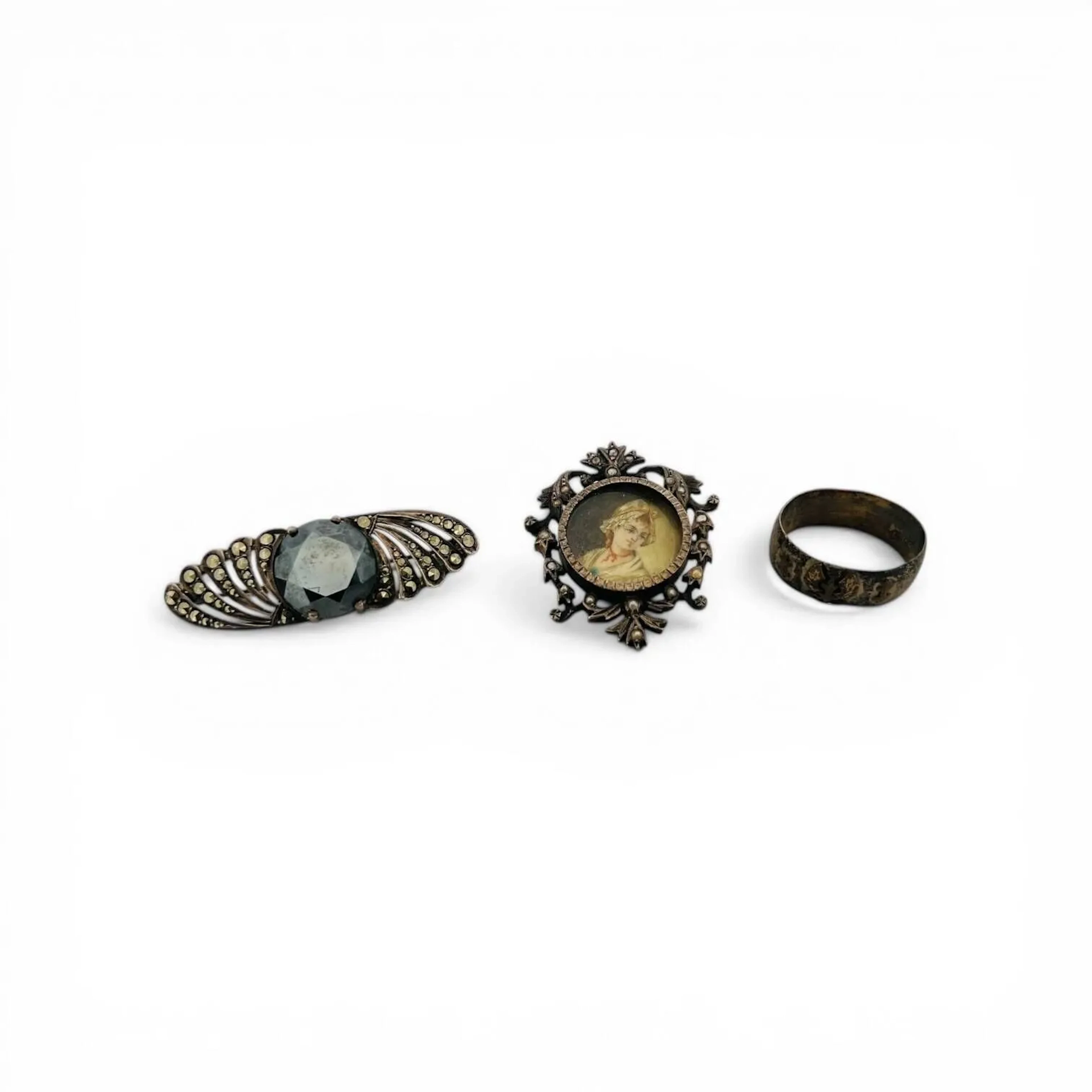 Reunion of three pieces of costume jewelry: - Lot 453
