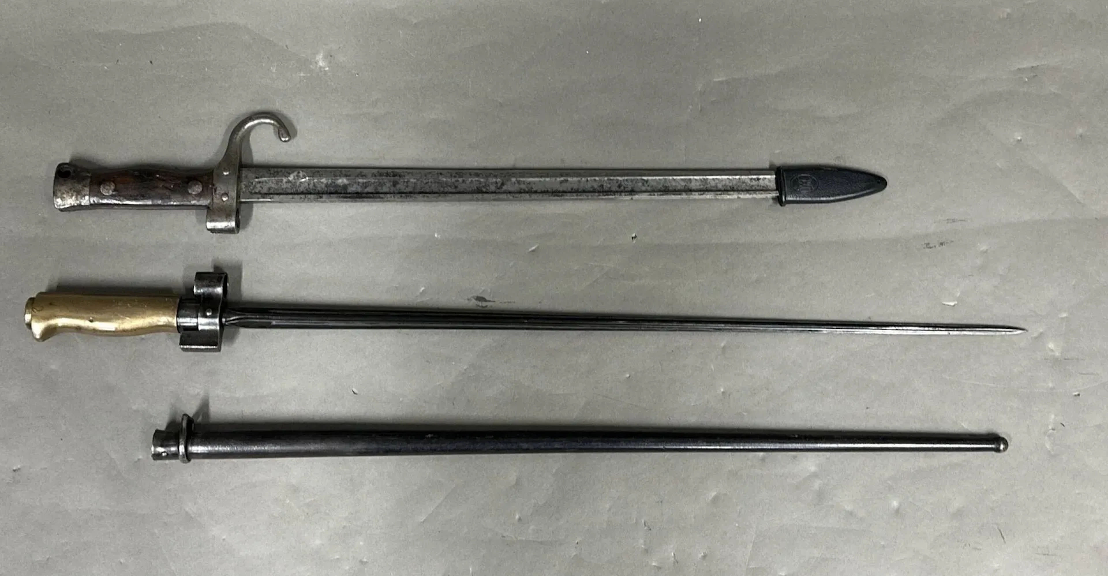Ensemble de deux baïonnettes. France, Baïonnette Berthier modèle 1892 Sans fourreau. Baïonnette modèle 1886-15