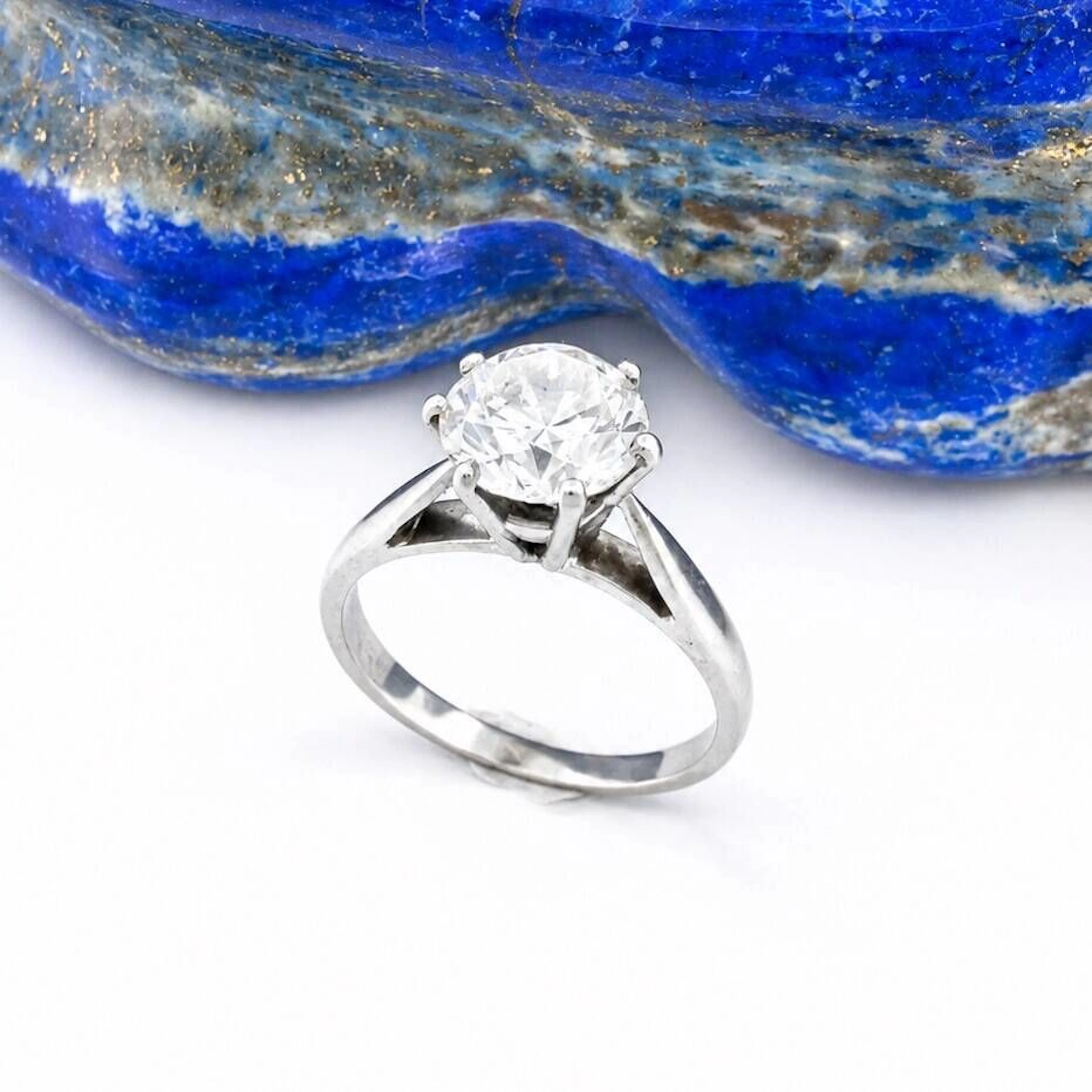 18k white gold (750e) and platinum solitaire ring, set with - Lot 54