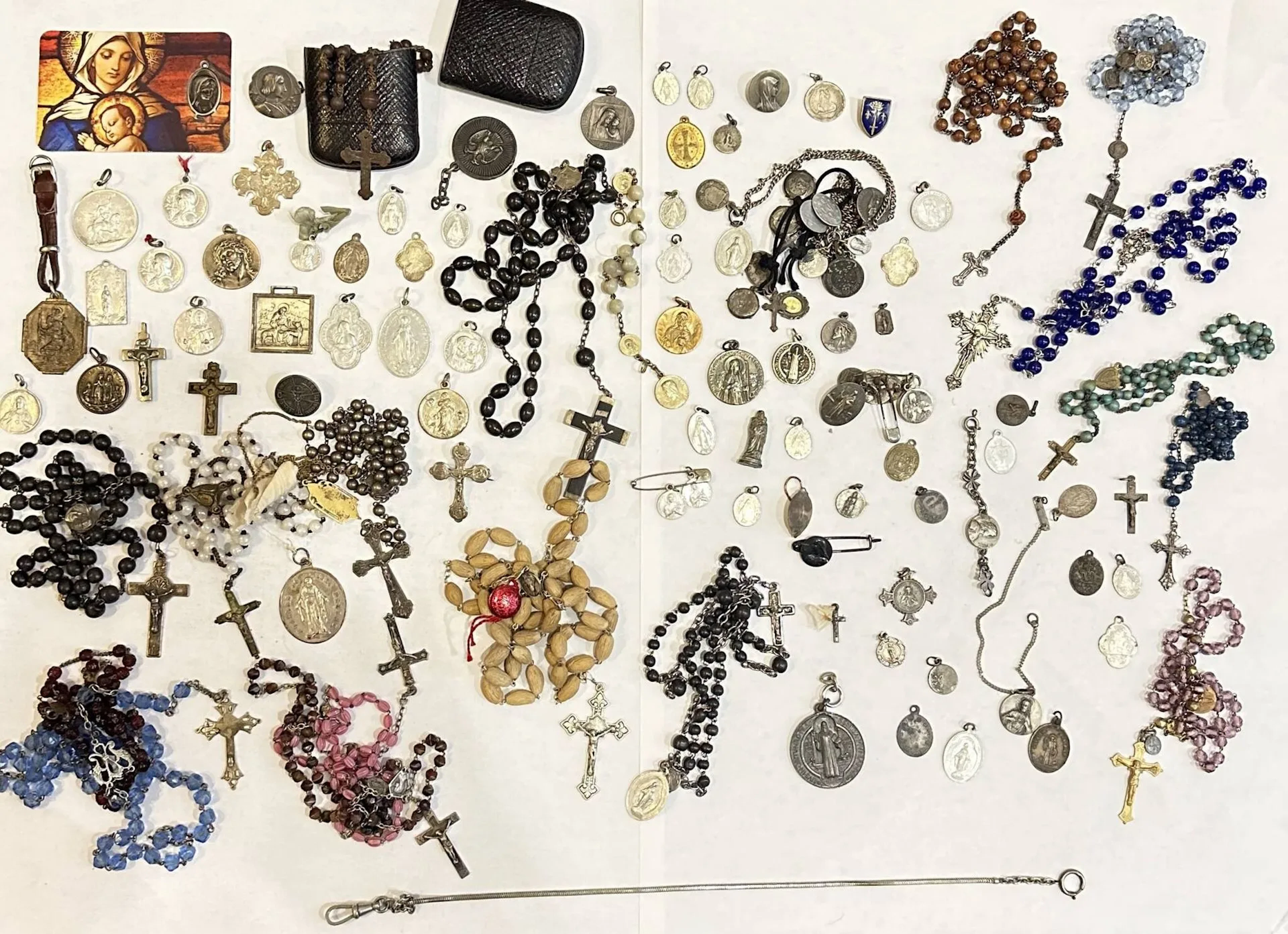 Fort lot de seize chapelets et de médailles religieuses (env. 80 pièces). Métaux divers.