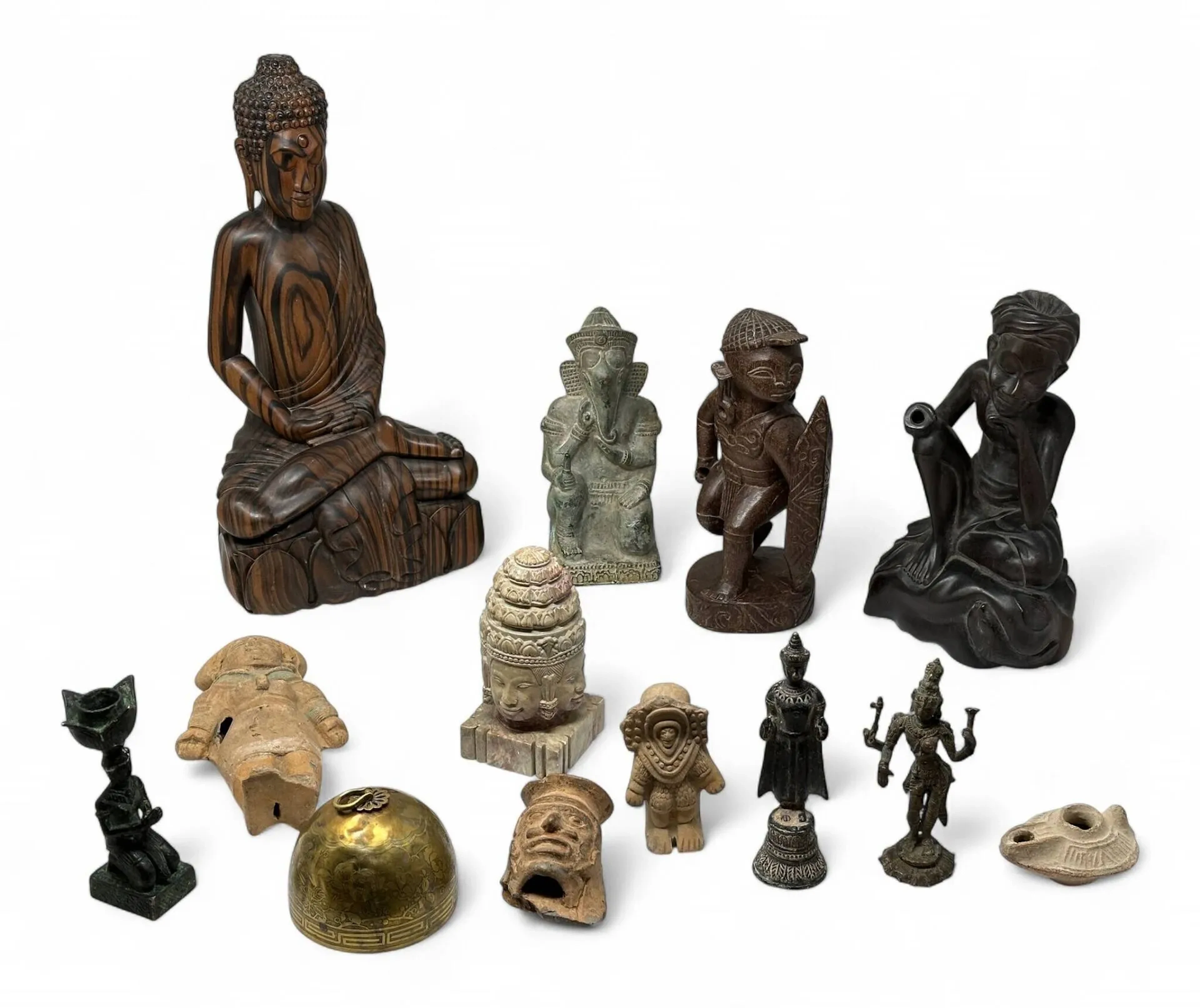 Une manette de souvenirs de voyage et archéologiques dont Asie et Afrique Bois sculpté, terre cuite, bronze patiné... Le plus grand H. 35cm En l'état