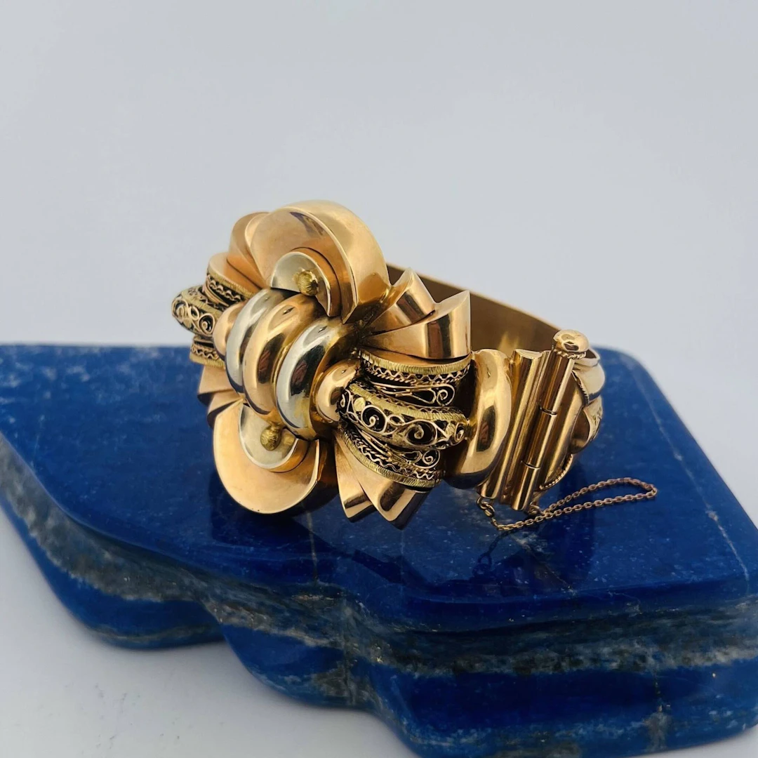 Sturdy, three-tone (750) gold "bow" cuff bracelet, rigid, wi - Lot 235