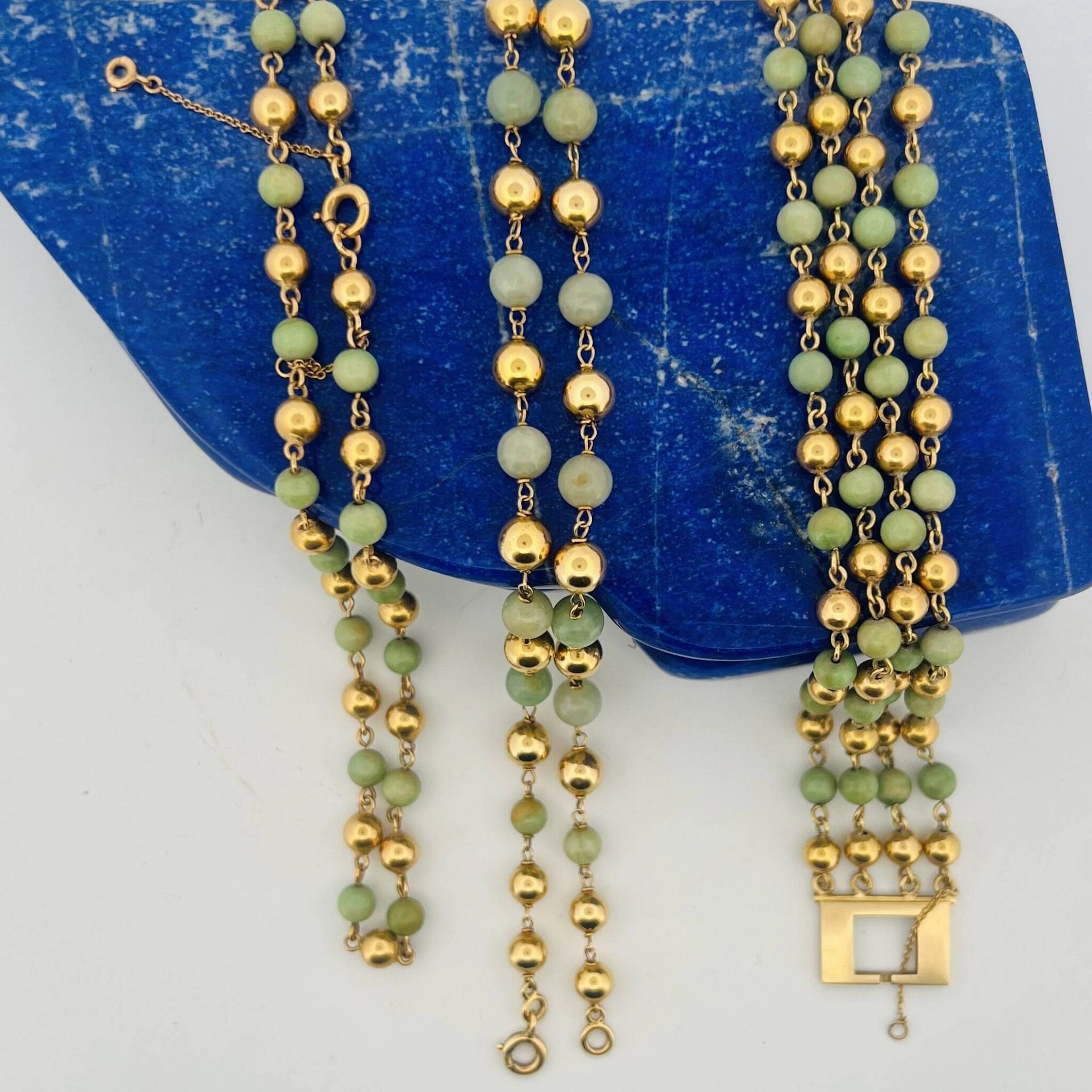 A set in yellow gold (750) featuring alternating jade beads, - Lot 258