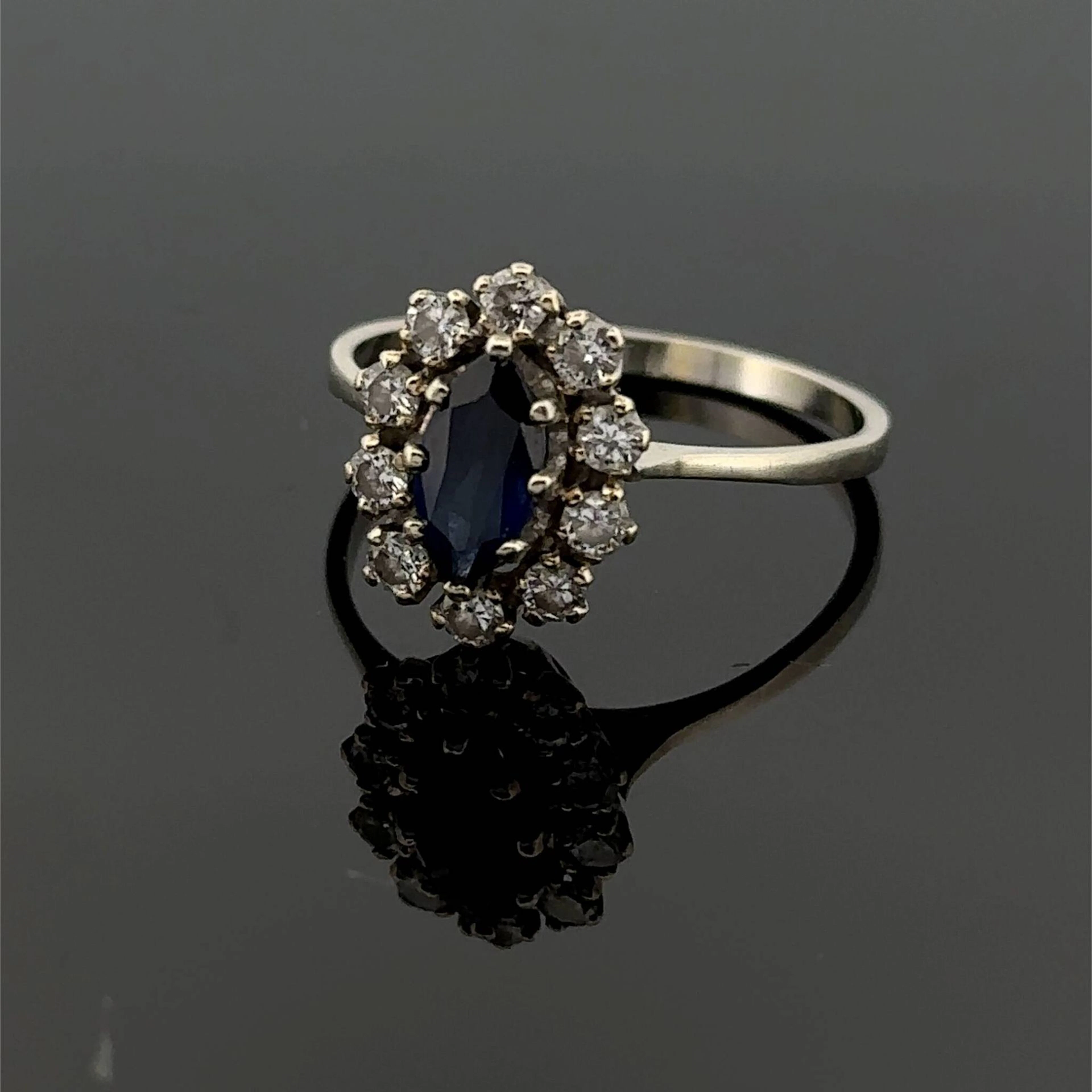 "Daisy" ring in white gold (750) set with a blue navette-sha - Lot 146