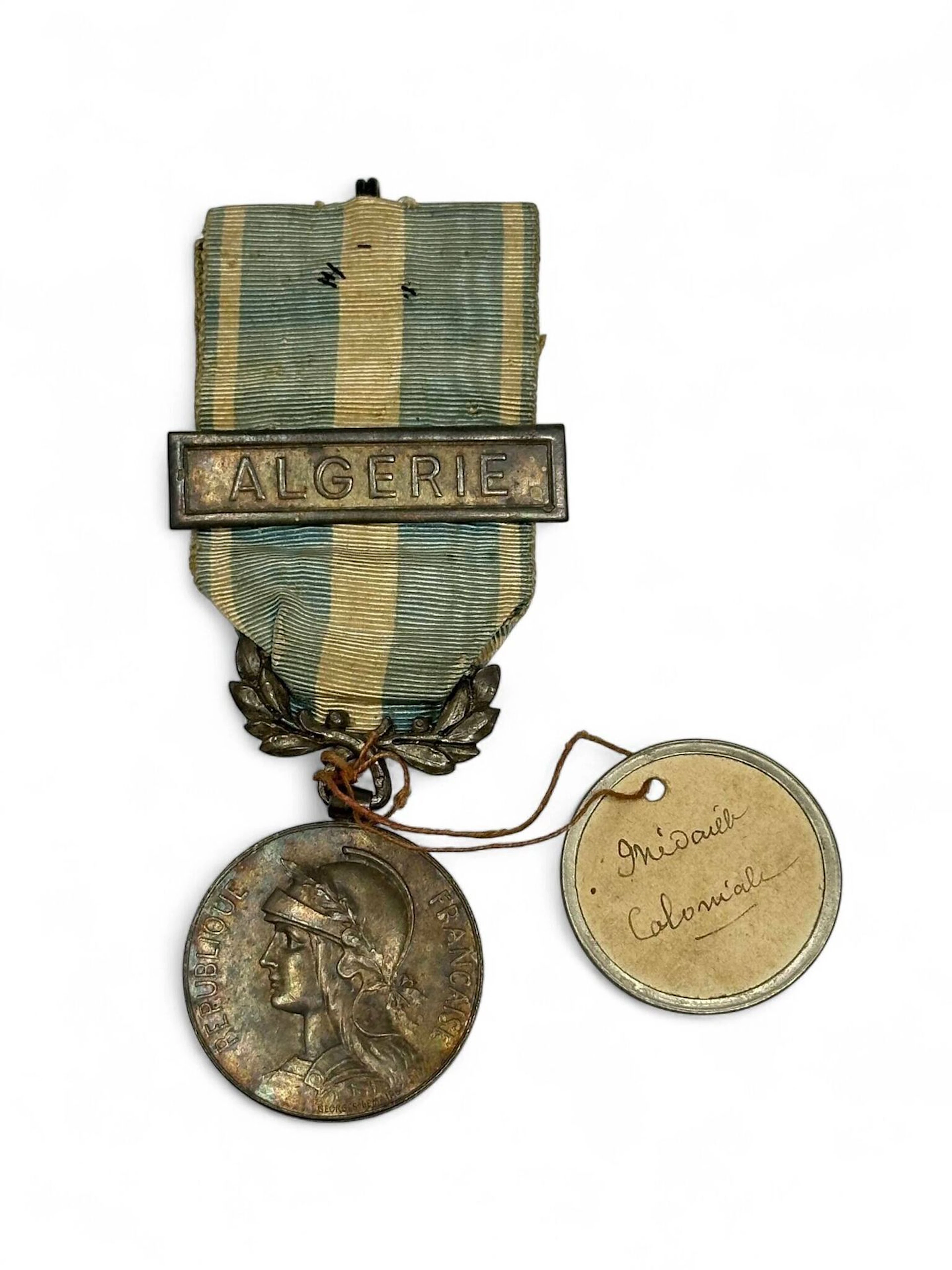 FRANCE Médaille coloniale en argent (800 millièmes), avec ruban à barrette distinctive « Algérie ». D. 3 cm. Poids brut : 24,3 g