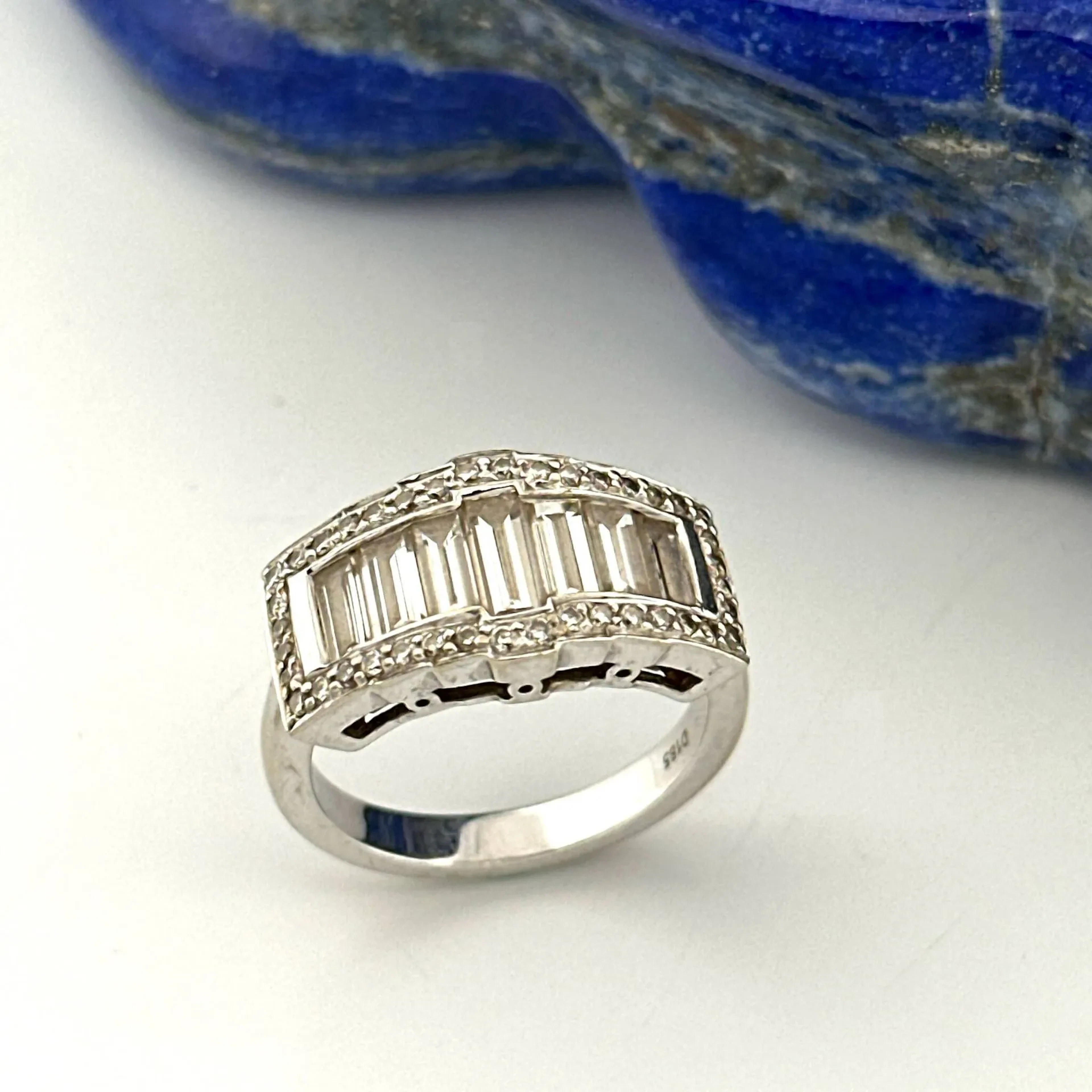 Wide white gold (750) ring set with a row of slightly slopin - Lot 260