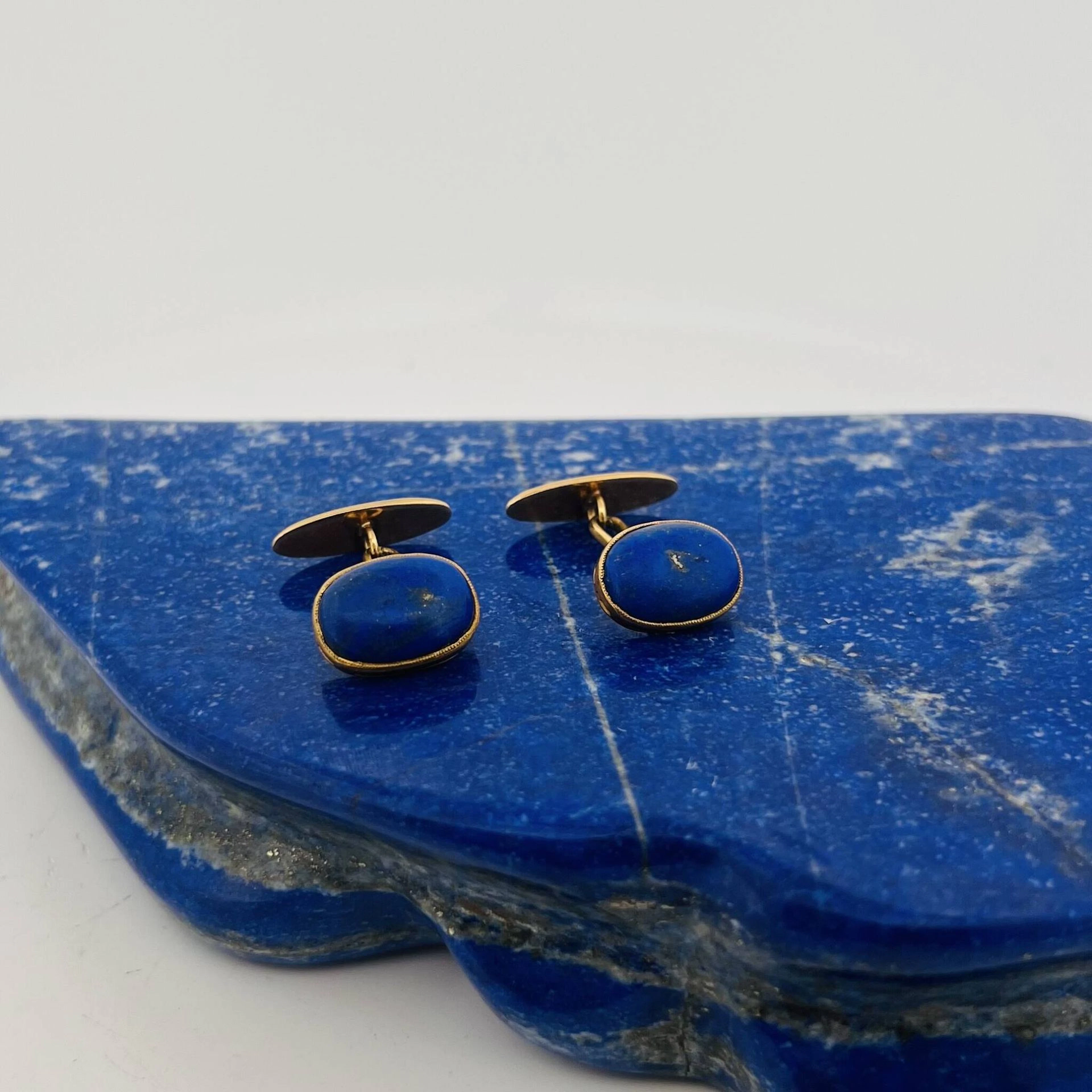 Pair of oval cufflinks (750) set with a lapis lazuli cabocho - Lot 208