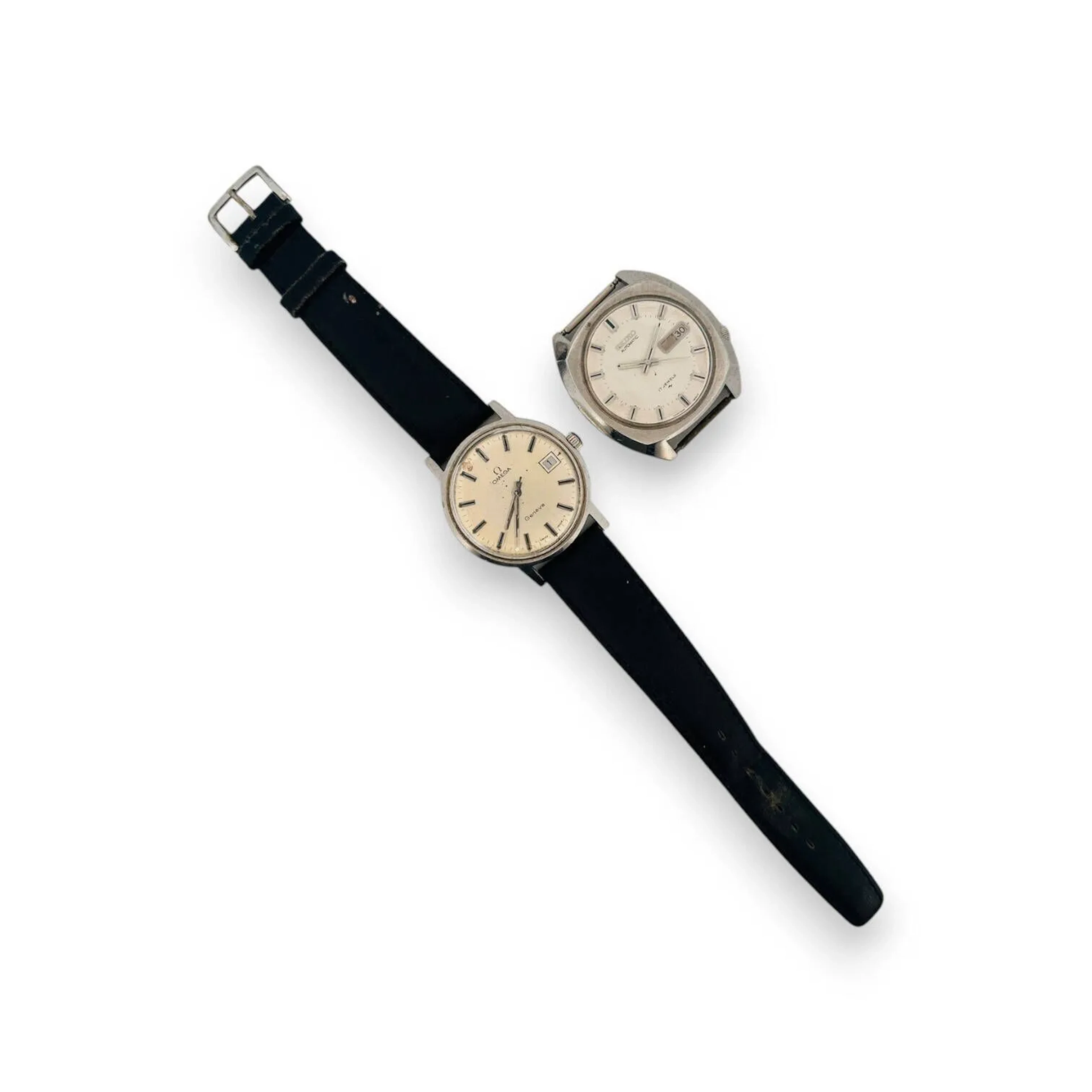 Un lot de 2 boîtier de montres, l'un de la marque Seiko et l'autre Omega Genève, guichet dateur à 3 heures, fond en acier vissé. Accidents aux cadrans