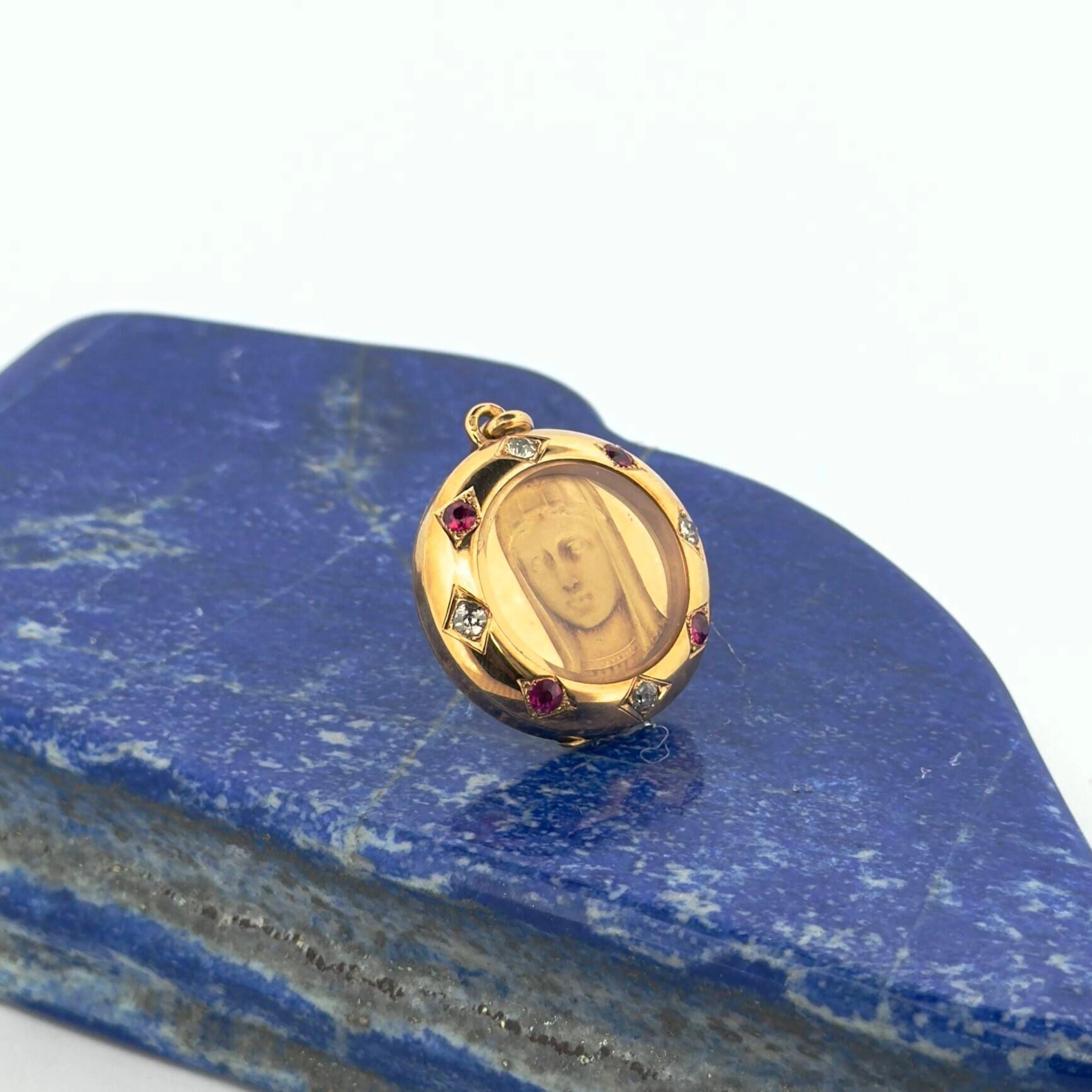 Secret medallion in 18K yellow gold (750); the front reveals - Lot 156