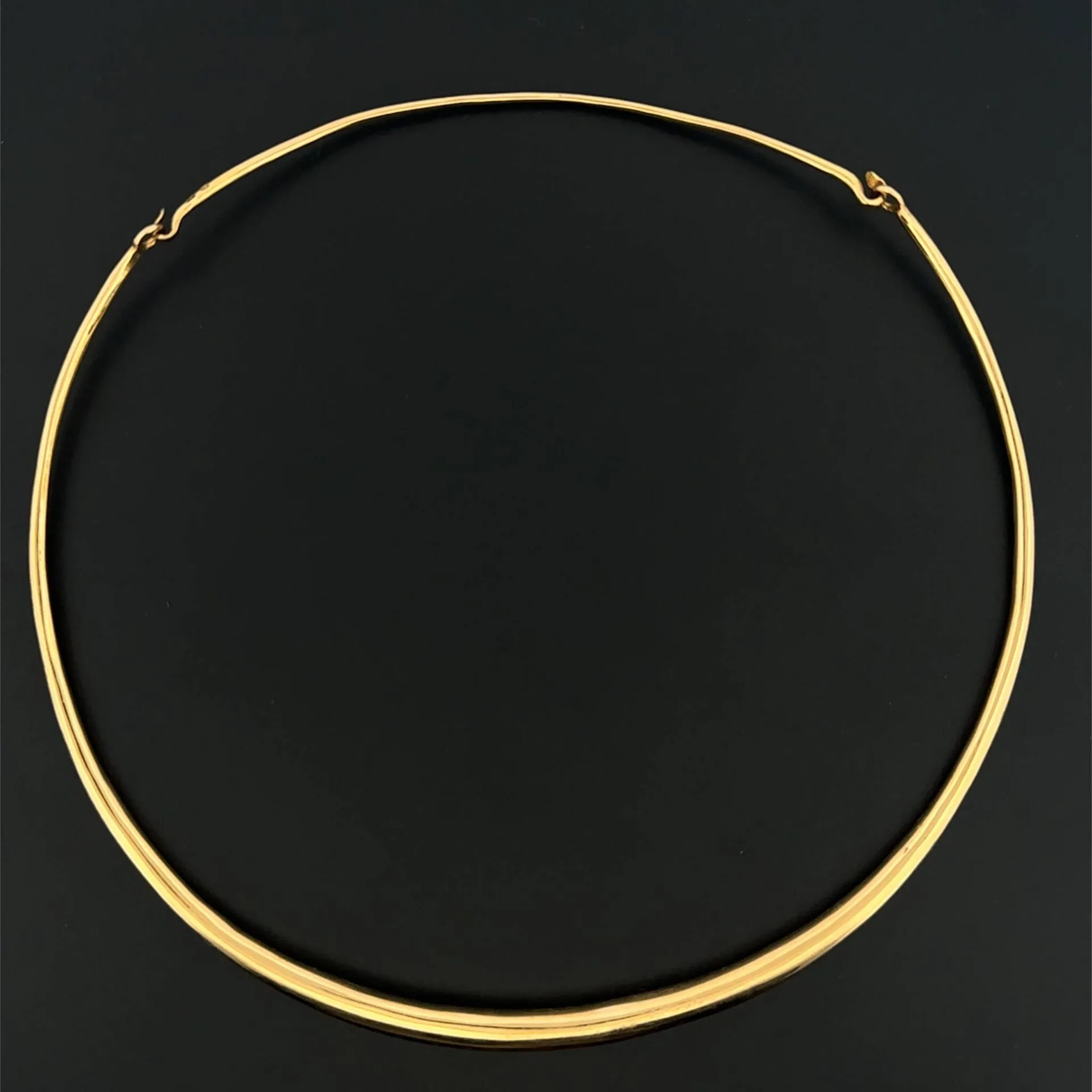 Sturdy, clasp-style necklace in yellow gold (750) with a dro - Lot 250