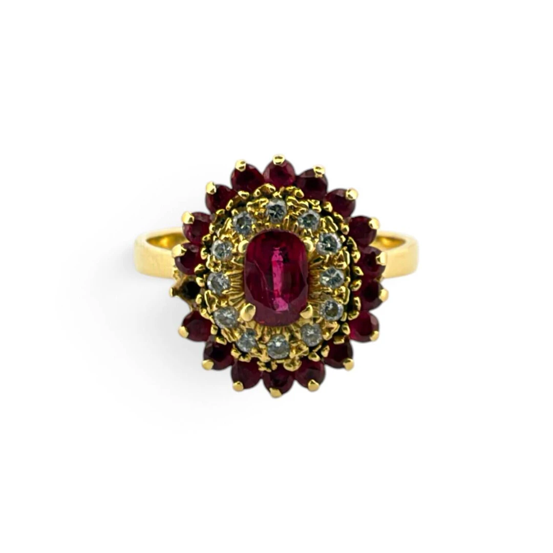 Yellow gold (750) ring set with an oval ruby (chocs) surroun - Lot 166