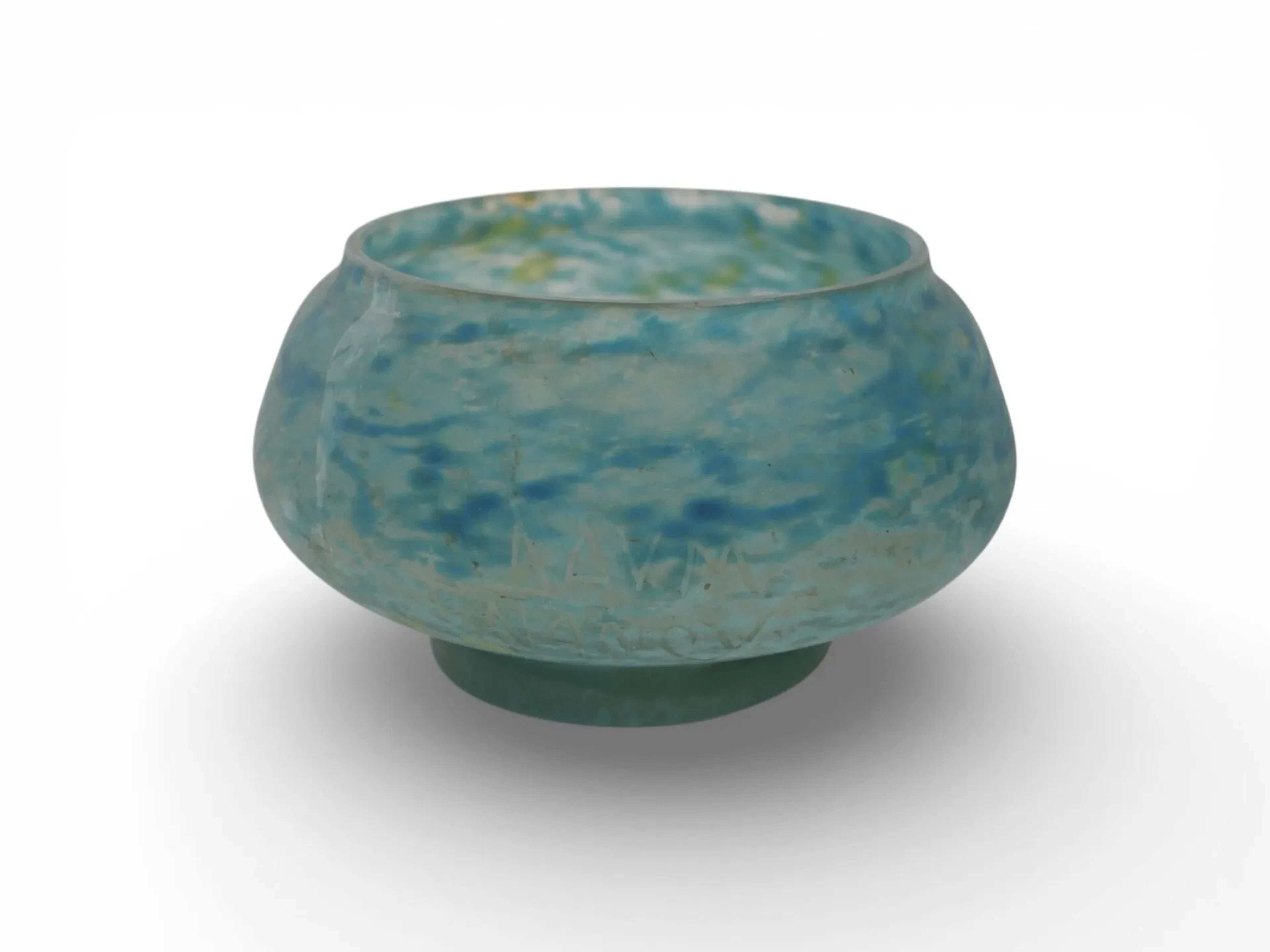 DAUM Nancy Coupe sur talon en verre marmoréen bleu. Signée sur la panse. Diam. : 10.50 cm - Ht. : 8 cm
