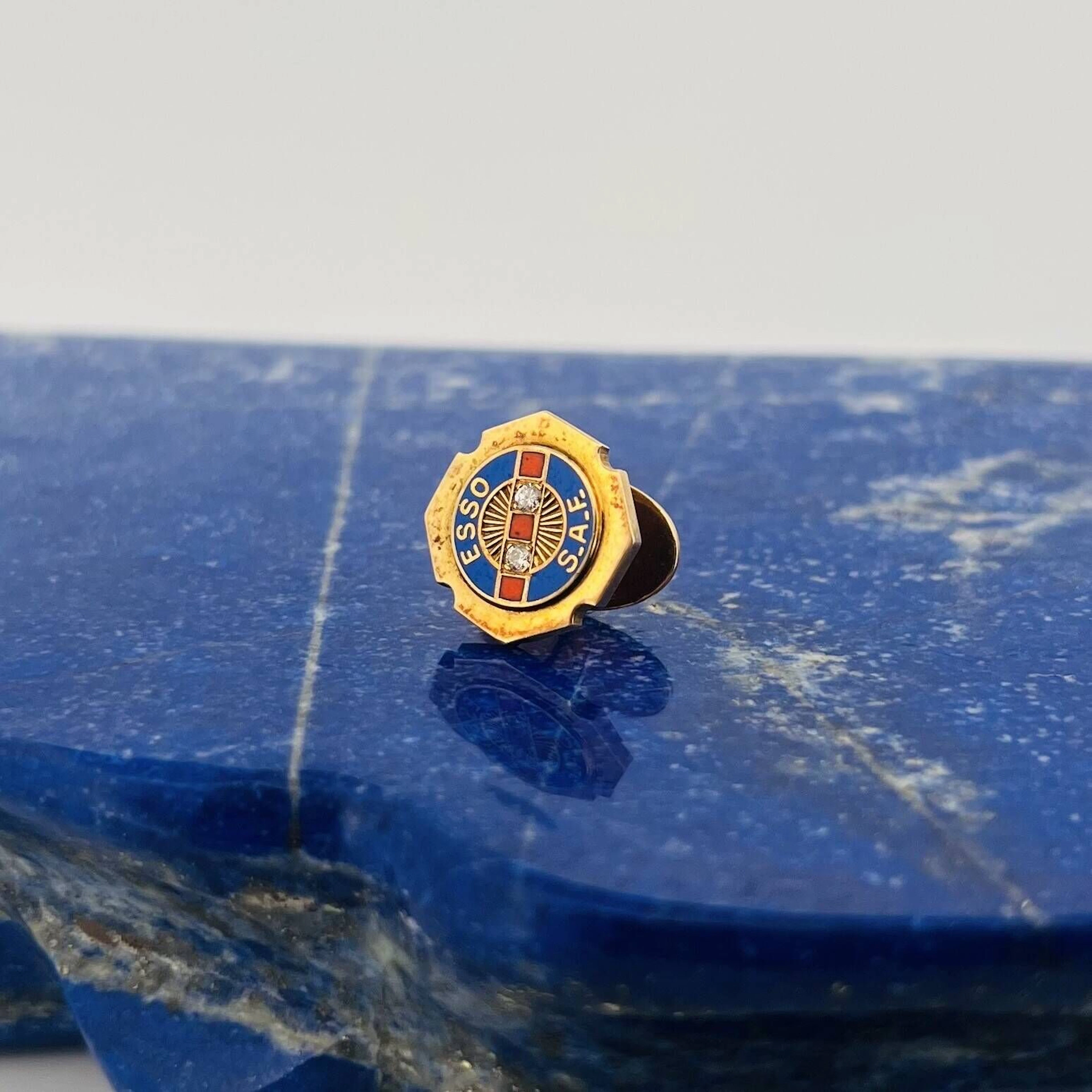 Yellow gold (750) lapel pin set with two brilliant-cut diamo - Lot 193
