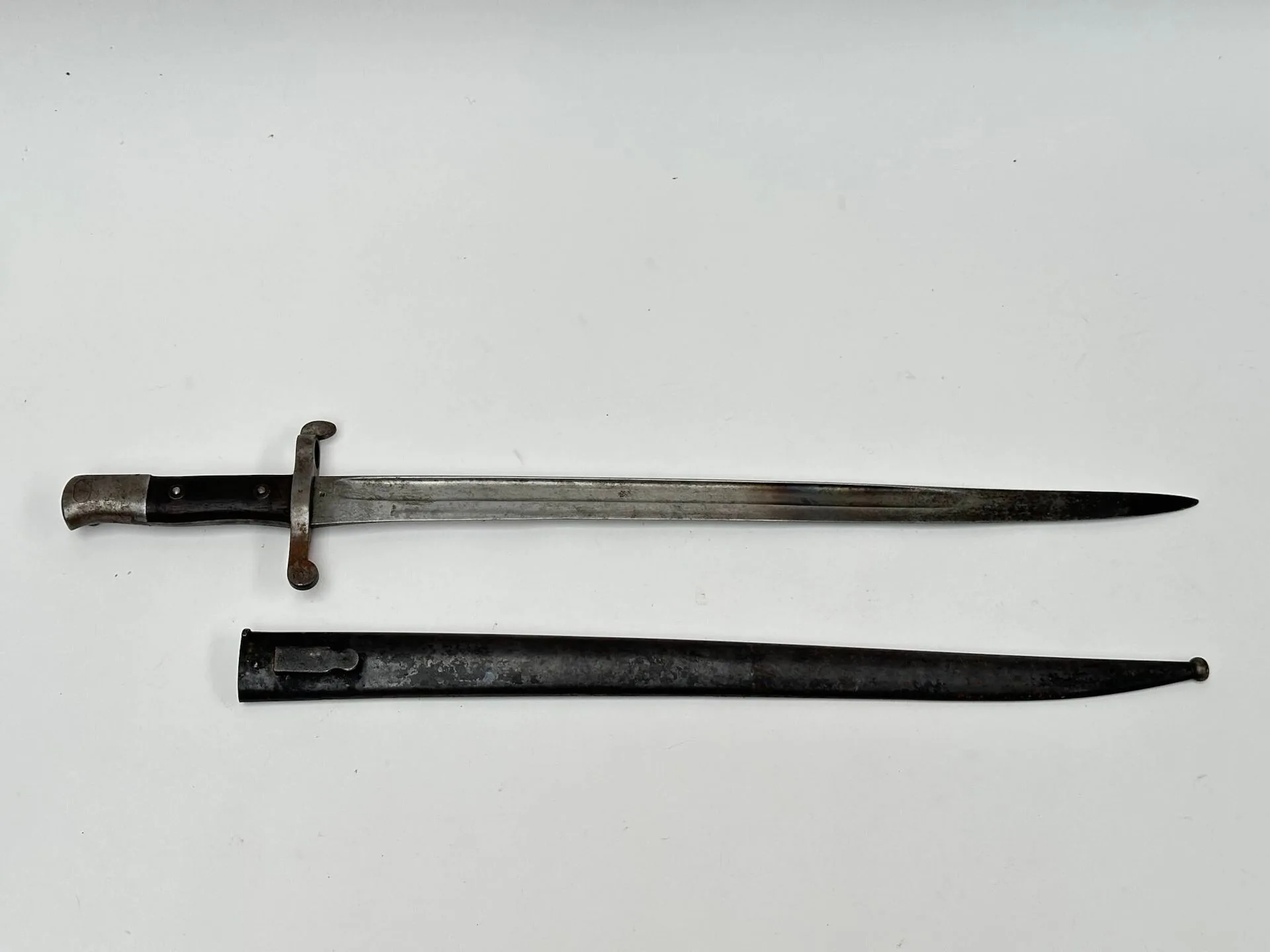 Ensemble de trois baïonnettes comprenant : -Une baïonnette pour fusil britannique Martini Henry. -Une baïonnette pour fusil Mauser espagnol. -Une baïonnette allemande pour fusil 98k, par Alex Coppel.