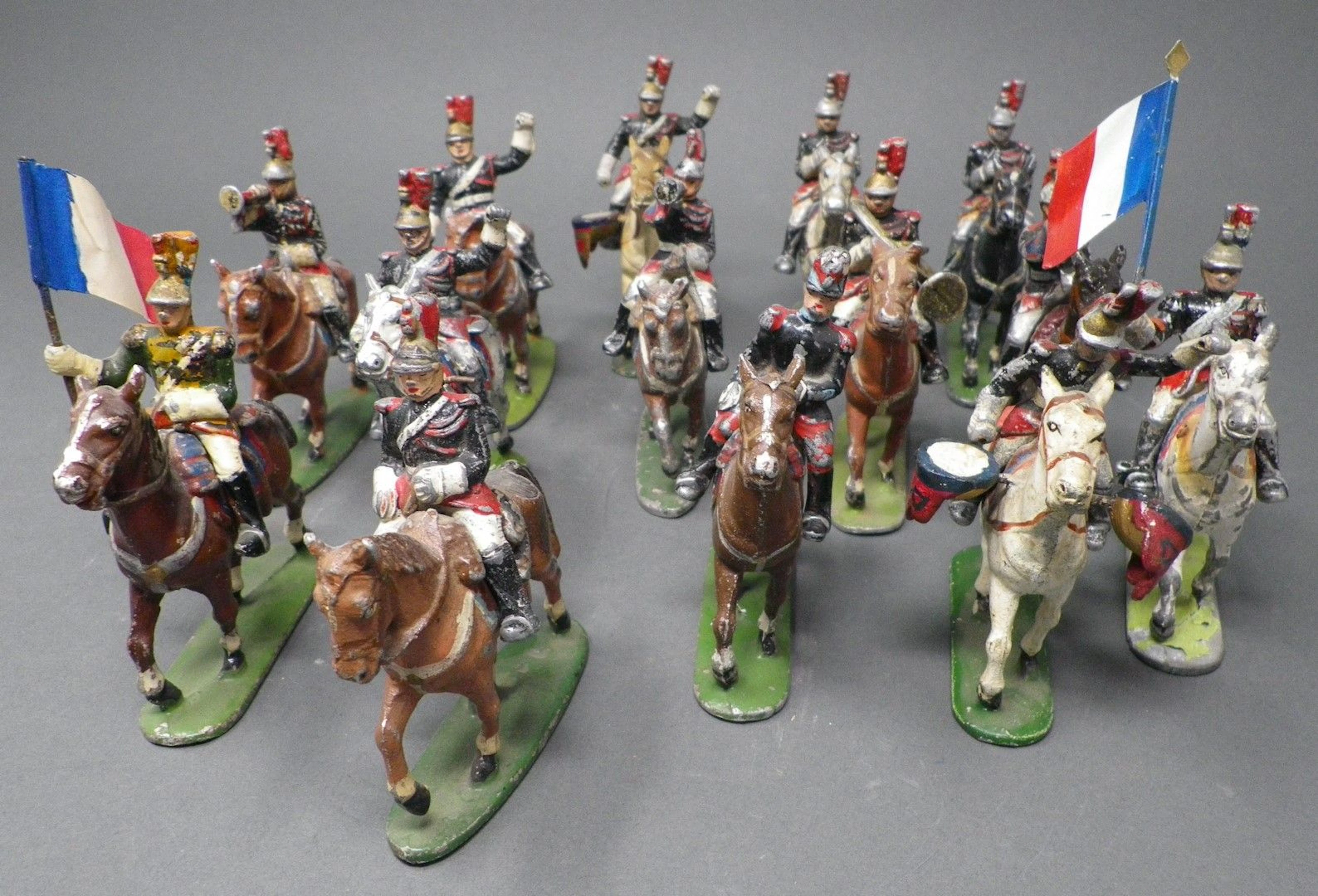 QUIRALU - GARDE REPUBLICAINE (1933-1960) Quatorze cavaliers Bibliographie : p. 69 à 71, Les jouets Quiralu 1933-1964 - R. Alazet - J. Borsarello - H. Giroud - Ed° J. Granchet Paris. Jouets anciens pouvant présenter des manques de peinture, des chocs ou des manques, y compris pour les conditionnements éventuels. Vendus en l'état et sans réclamations.