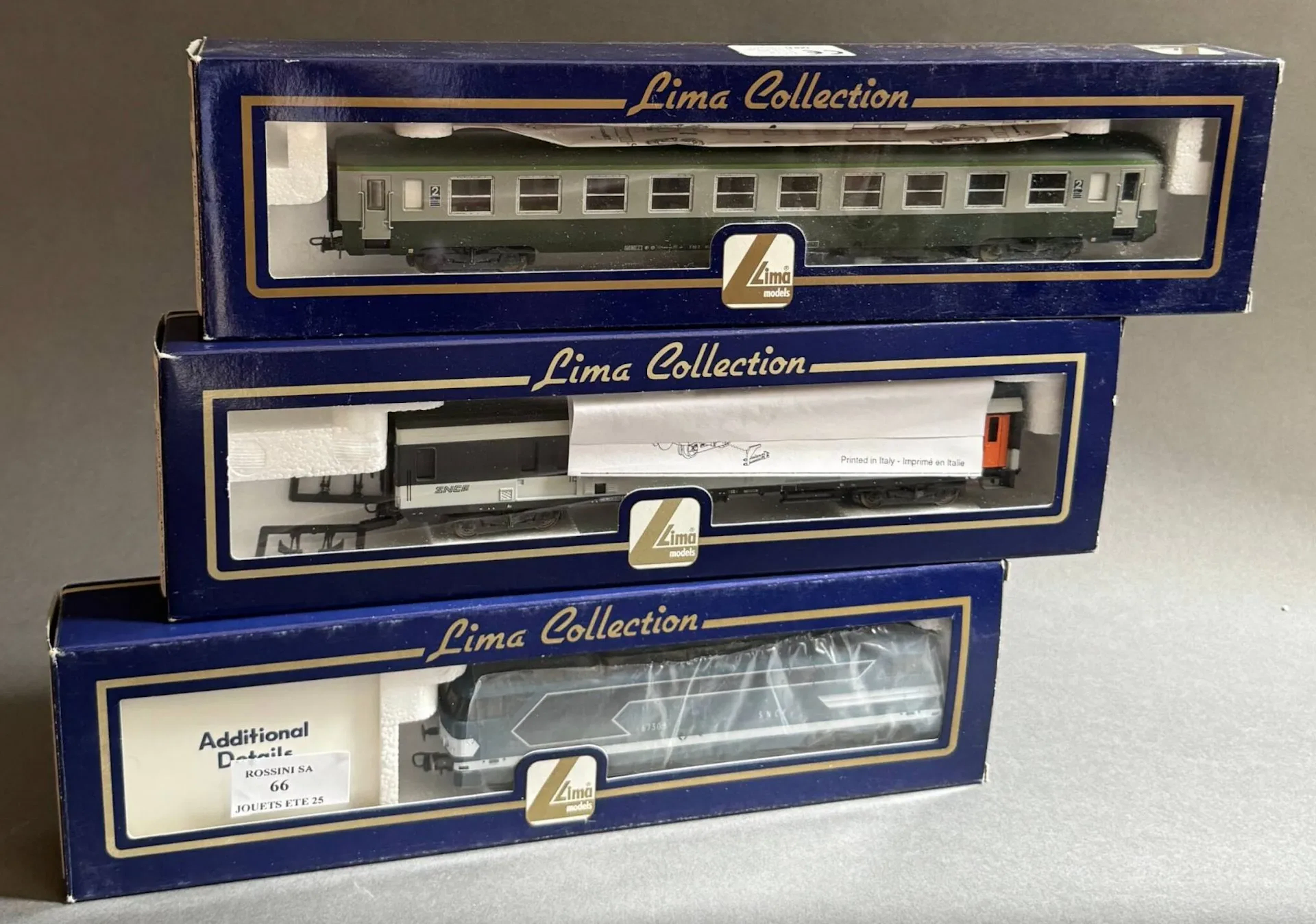 LIMA Lima collection, réunion : - une locomotive 208010 SNCF BB-67309 dépôt Chambéry - deux voitures voyageurs : 309363 (fourgon à bagages) - 309370 BO Vendu par réitération des enchères suite impayé de Monsieur Mustapha DERRAZ à Mons (Belgique)