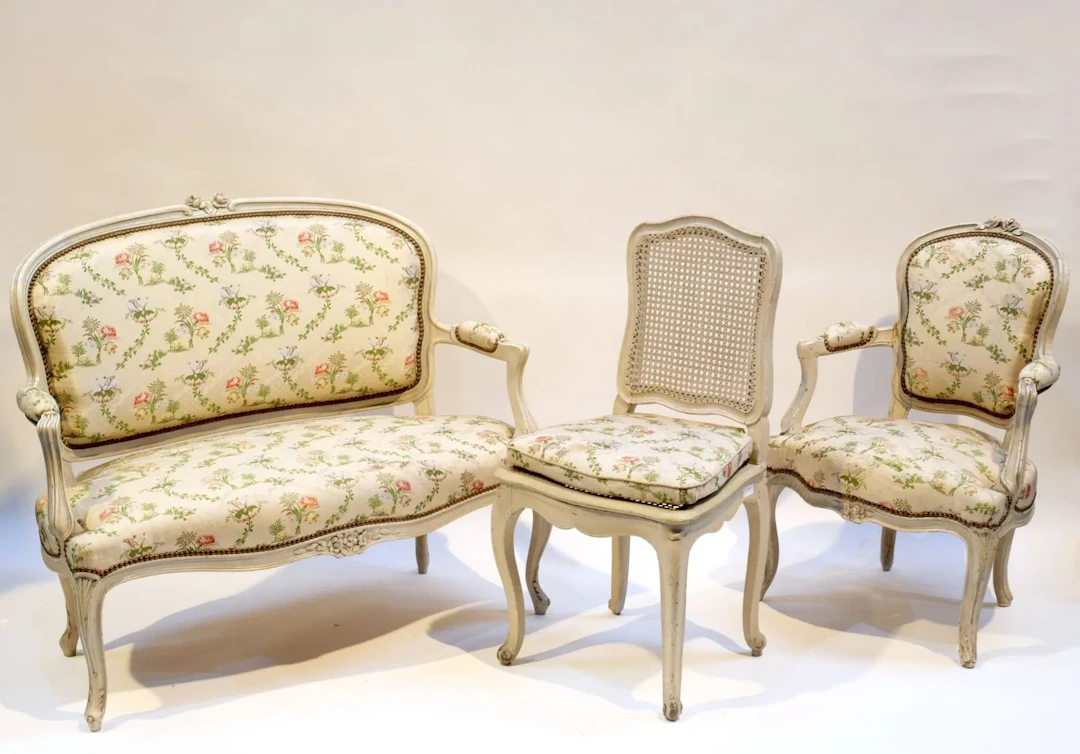 Louis XV salon furniture comprising a bench, three cabriolet - Lot 344