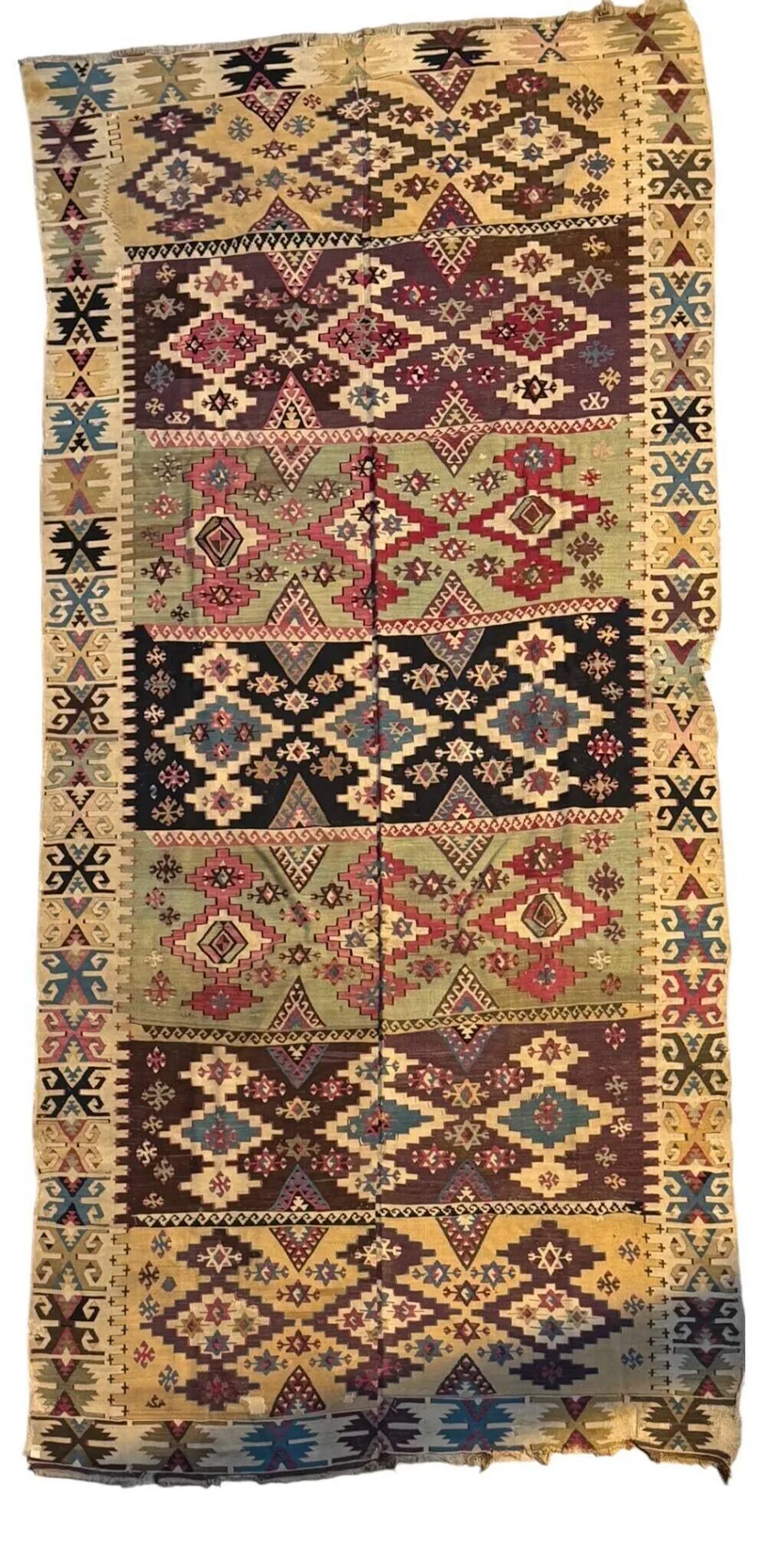 Ancien et important Kilim Konya Anatolie centrale, Turquie, milieu du XIXe siècle. Travail à l'aiguille, aux fils de laine sur fondations en laine, à décor de bandes à compartiments et réserves de médaillons à fleurs et diamants stylisés. À double face. Dimensions 340 x 159 cm. Terminaisons effrangées