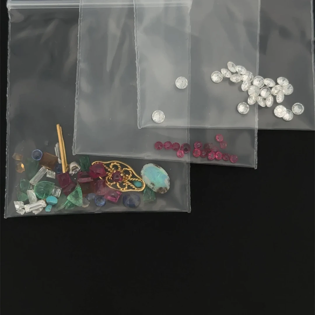 Set includes: a set of 24 brilliant-cut diamonds weighing 1. - Lot 318
