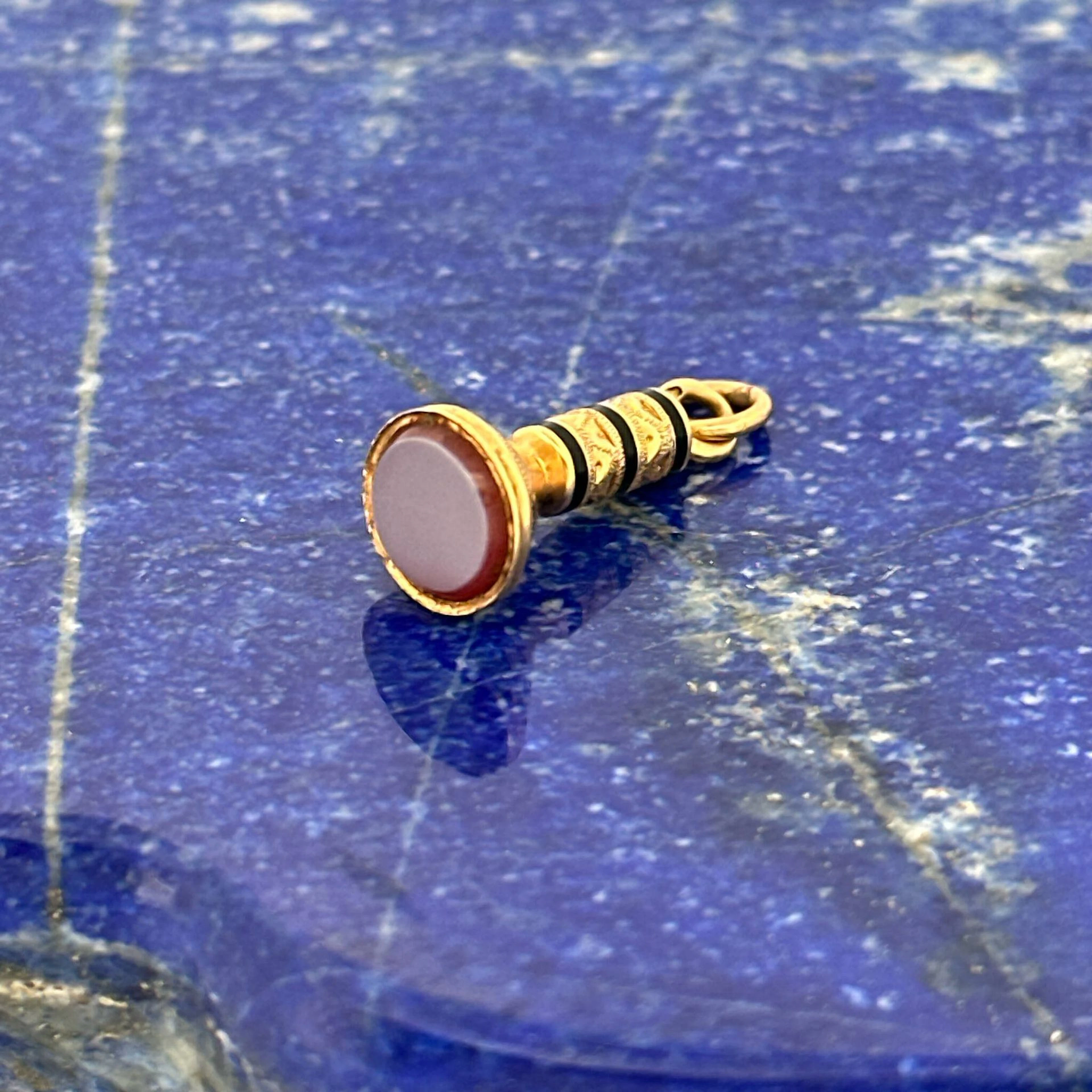 Small pendant—a yellow gold (750) charm adorned with black e - Lot 255