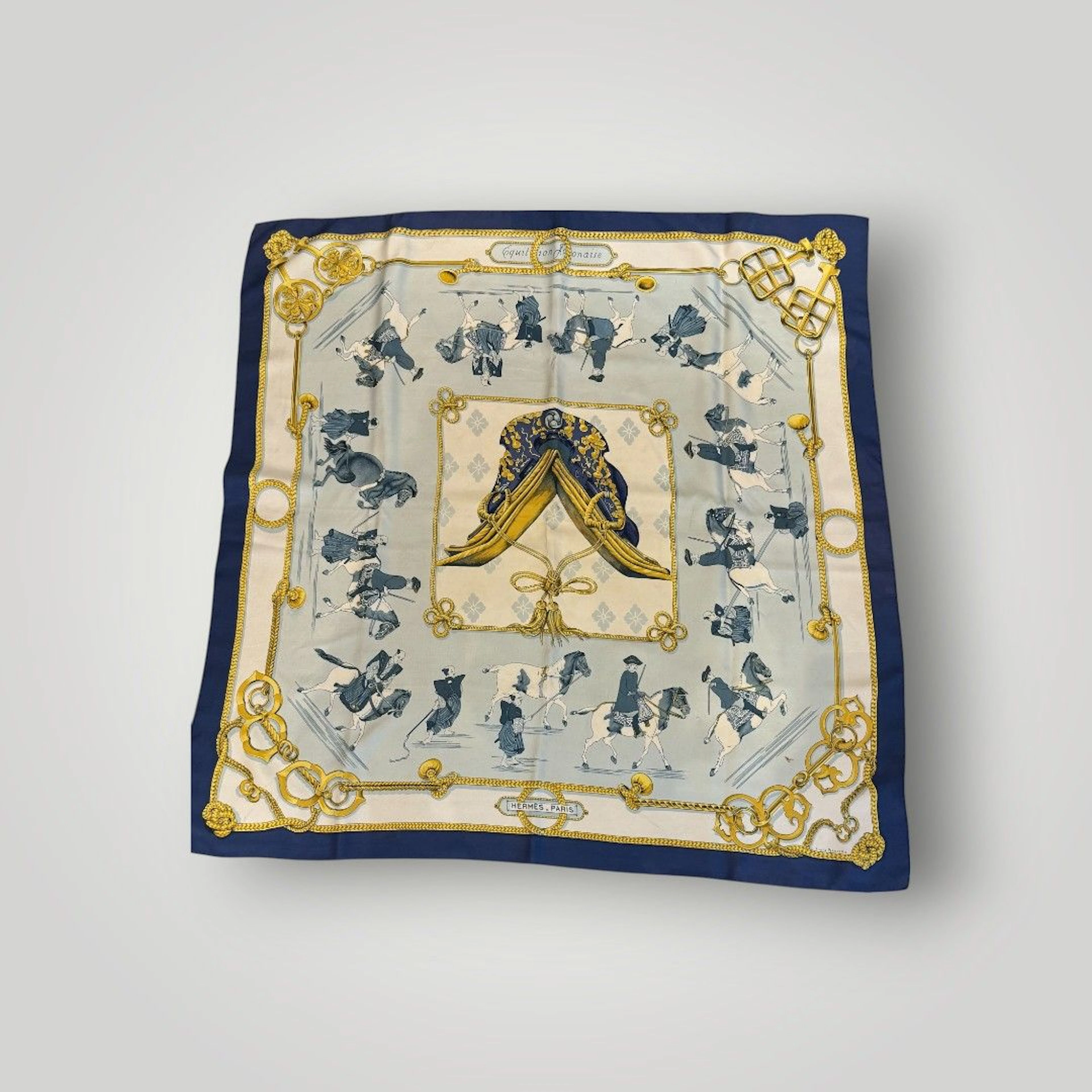 HERMES Foulard modèle " Equitation japonaise " en soie imprimée. Par Françoise de La Perrière. 90 x 90 cm. Quelques taches et trous.
